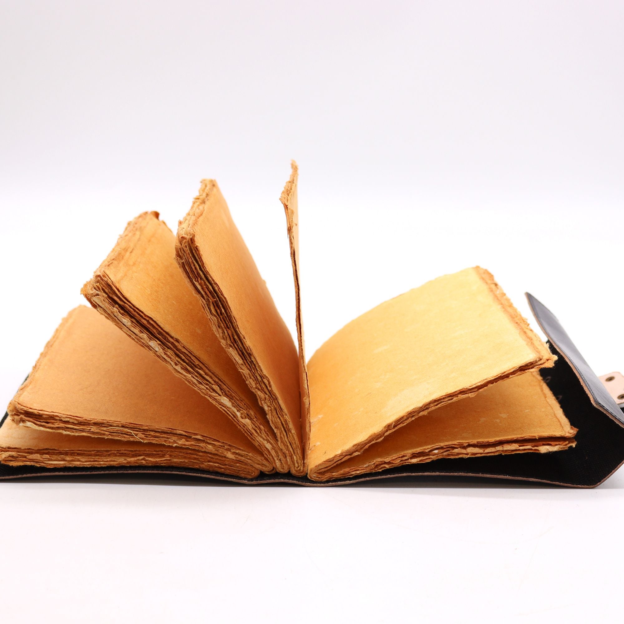 Boek der Schaduwen - magisch notitieboek met 200 pagina's, decoratieve rand, 15x21 cm
