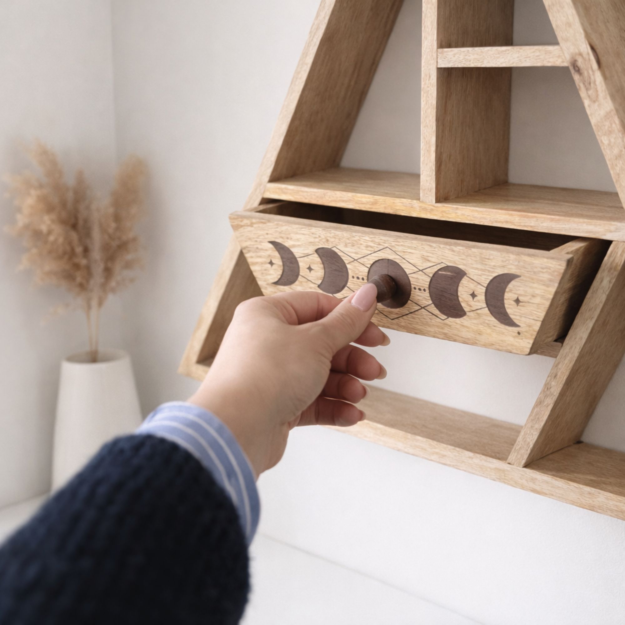 Driehoekige magische wandplank met lade - Handgemaakt mangohout, ontwerp met maanfasen, 53x53x9 cm