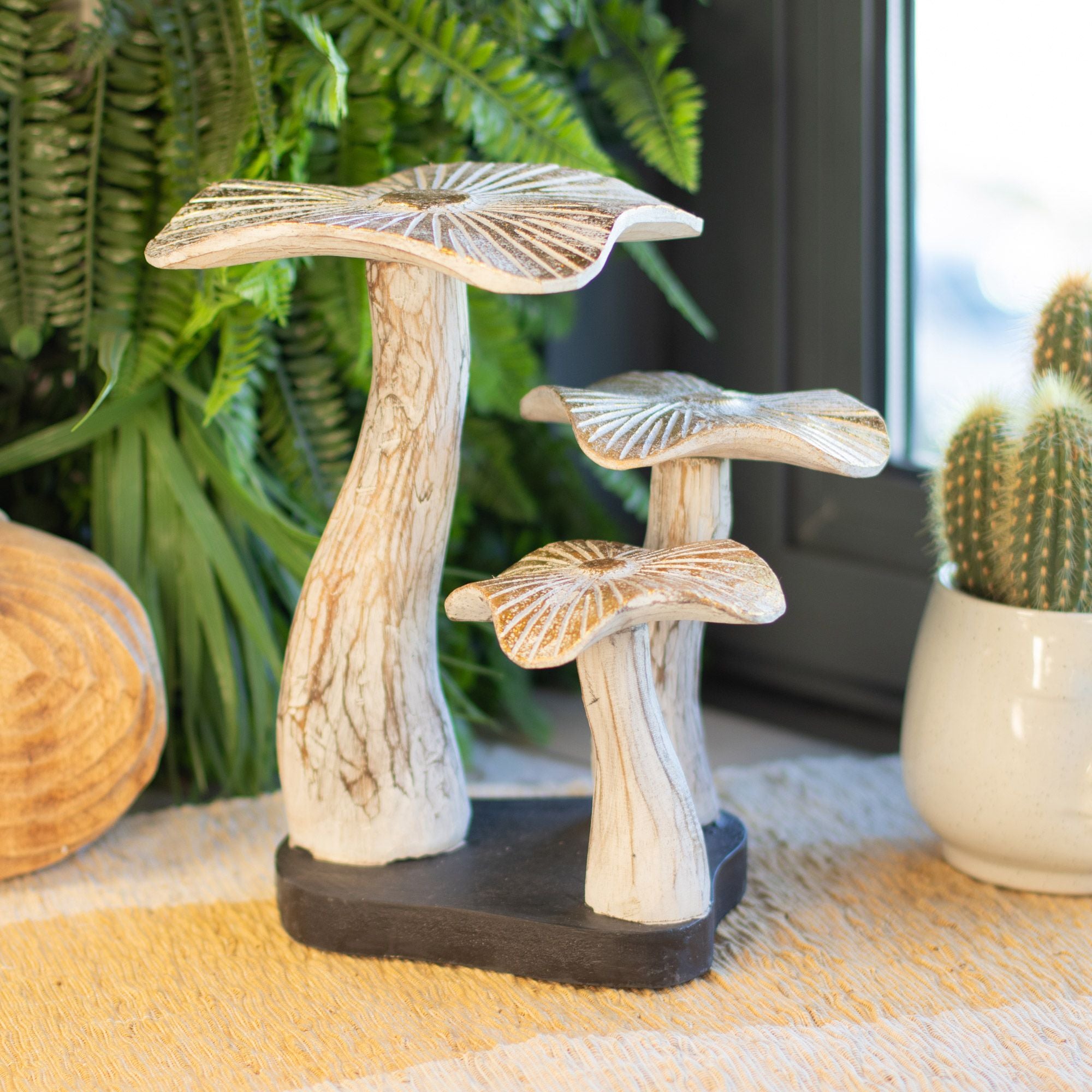 Artistieke gouden paddenstoelfiguur 25 cm in witte afwerking met gouden details - Uniek cadeau van albiziahout voor interieurs in boho- en natuurlijke stijl