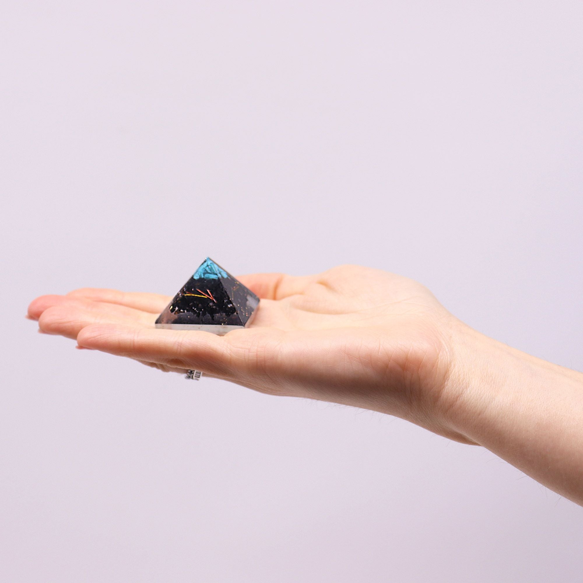 Kleine orgonietpiramide 25mm met groene edelstenen en koper