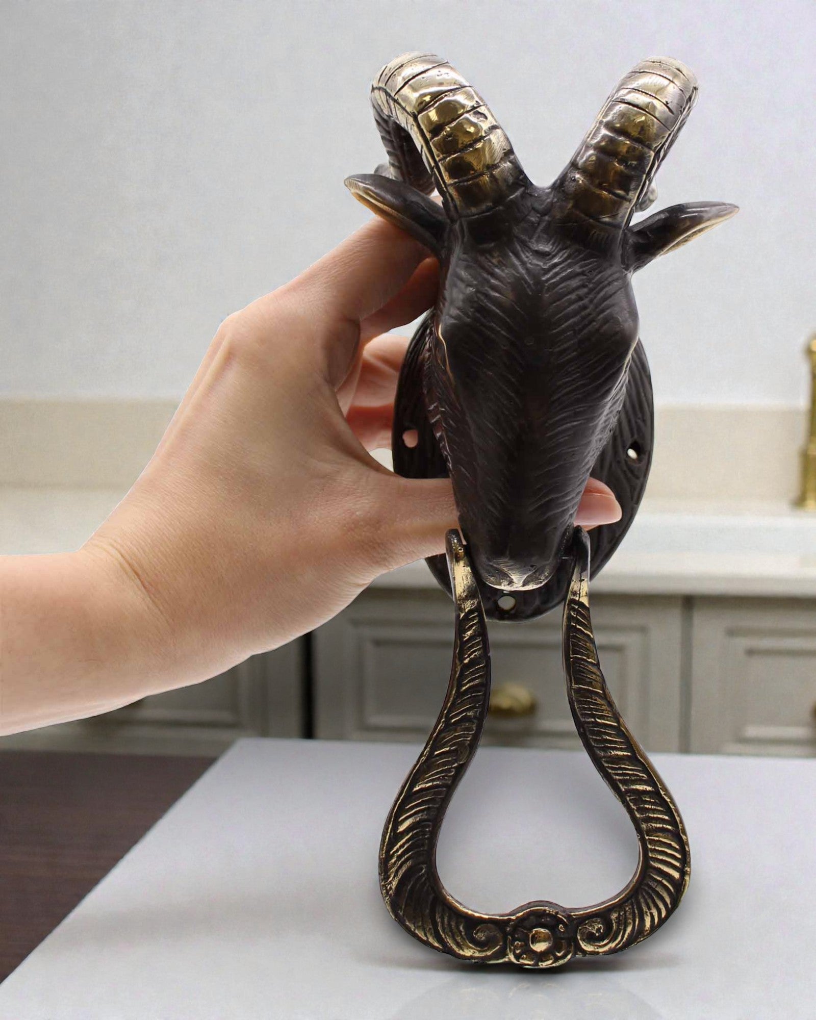 Gehoornde Drempelwachter – Met de Hand Gemaakte Deurklopper van Messing