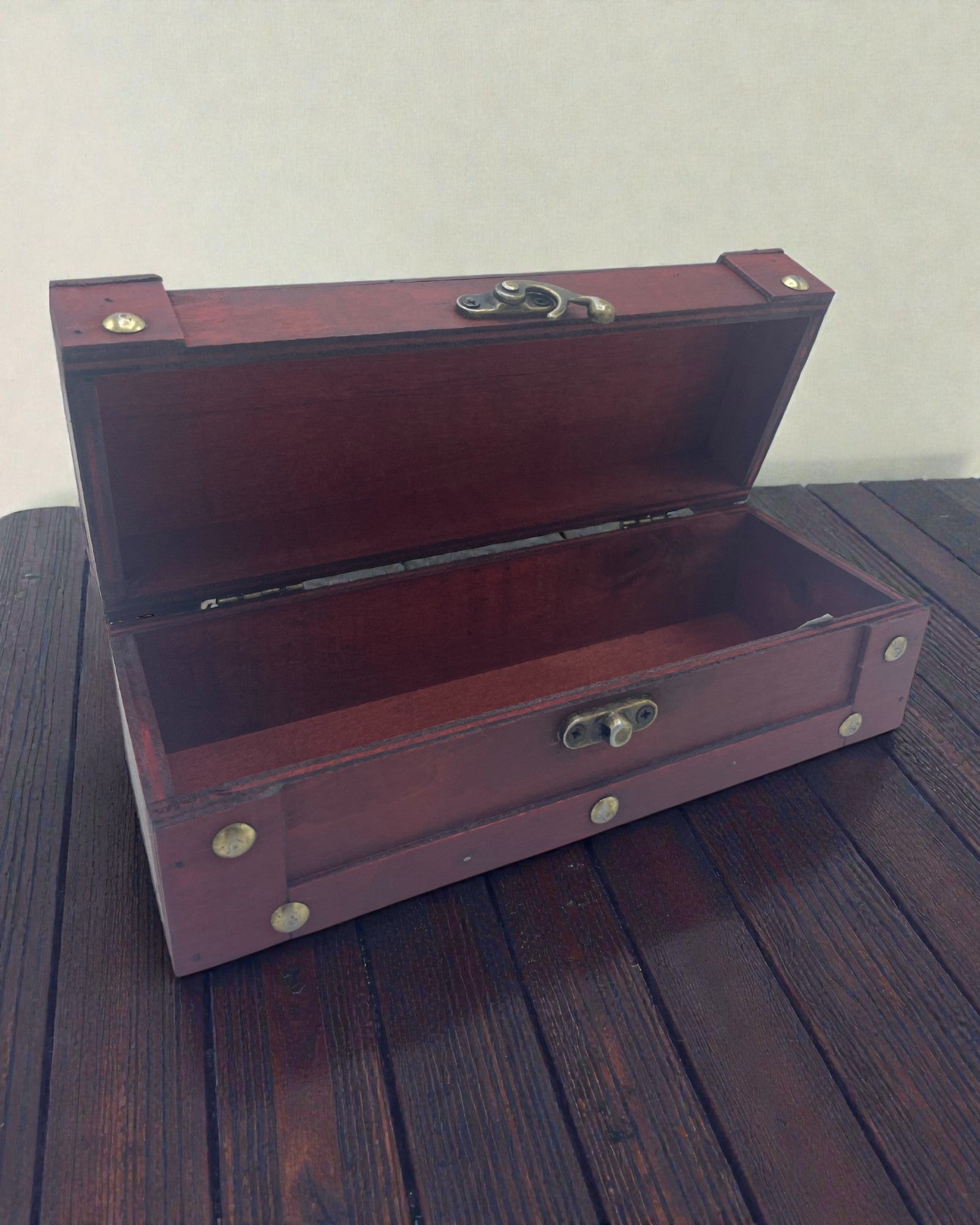 Slanke amberkleurige kist – lange bruine kist