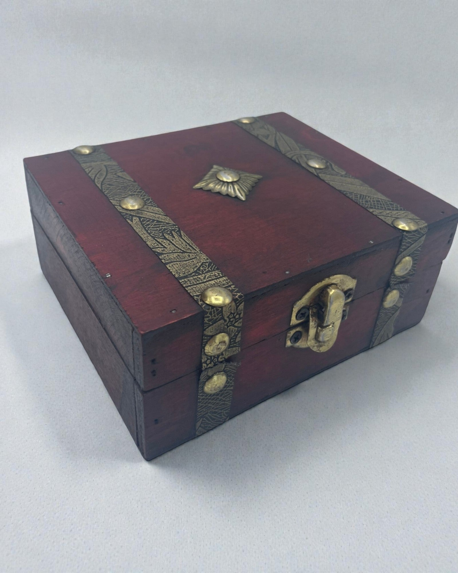 Robijnrood theekistje – vierkante bruine kist