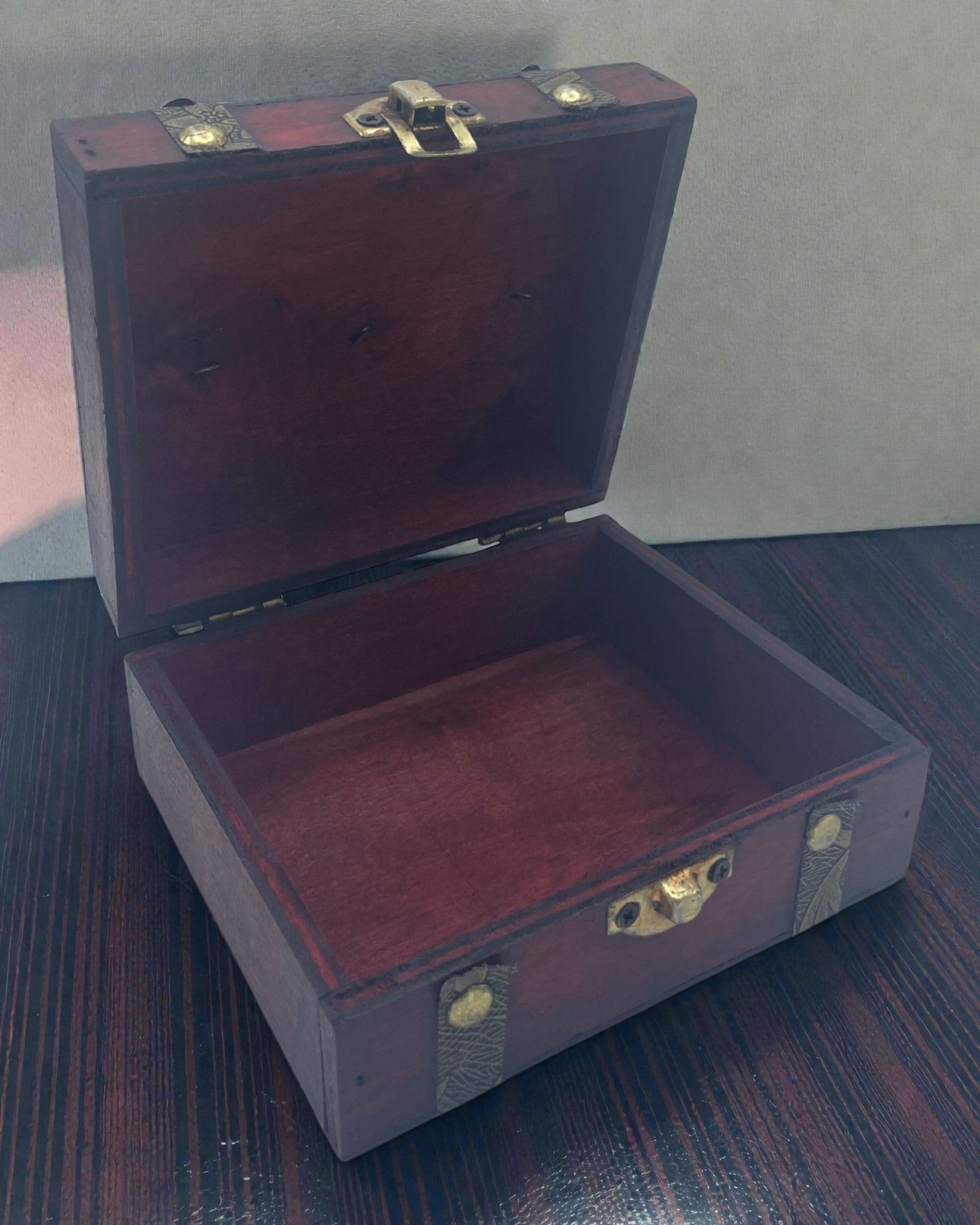 Robijnrood theekistje – vierkante bruine kist