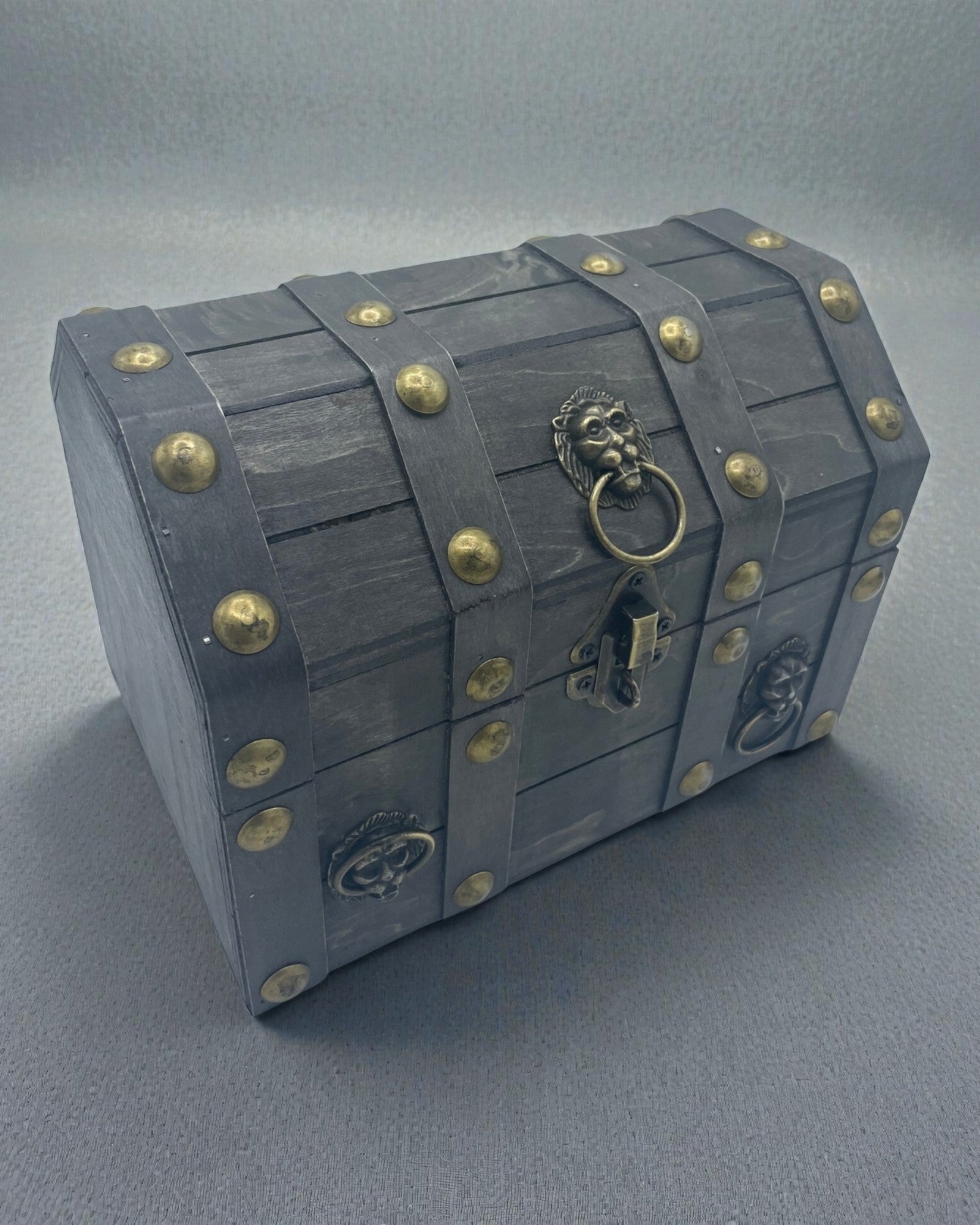 Schatzoekerskist – Grote grijze kist in oude stijl met metalen beslag