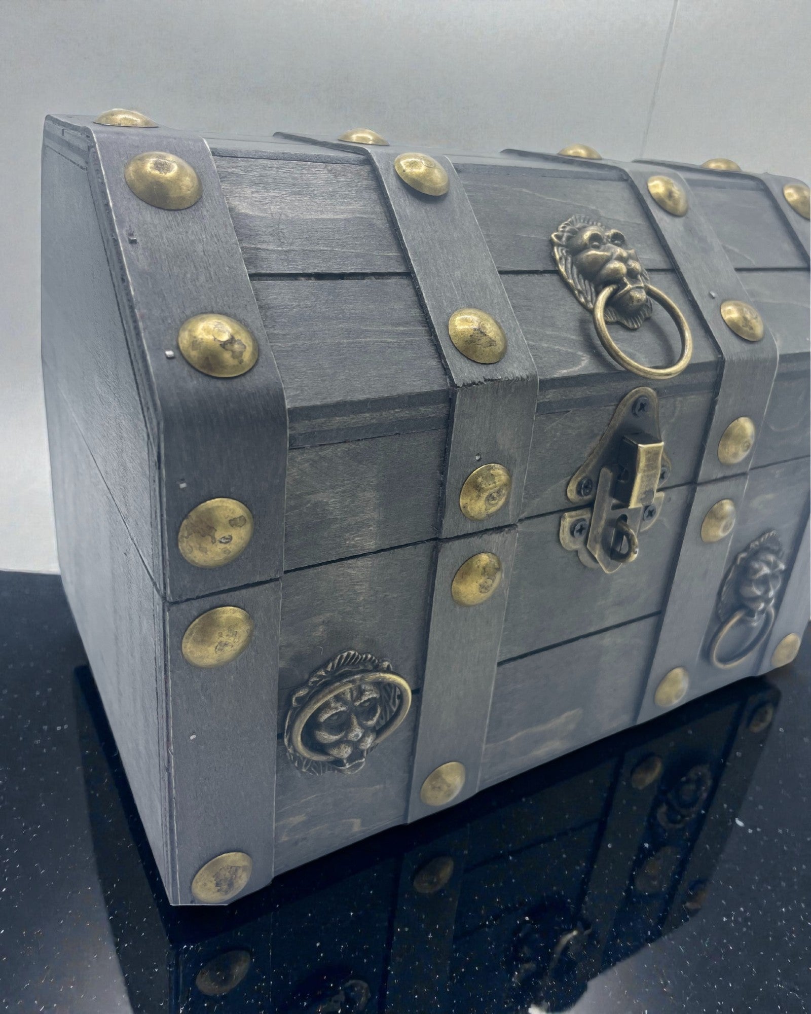 Schatzoekerskist – Grote grijze kist in oude stijl met metalen beslag