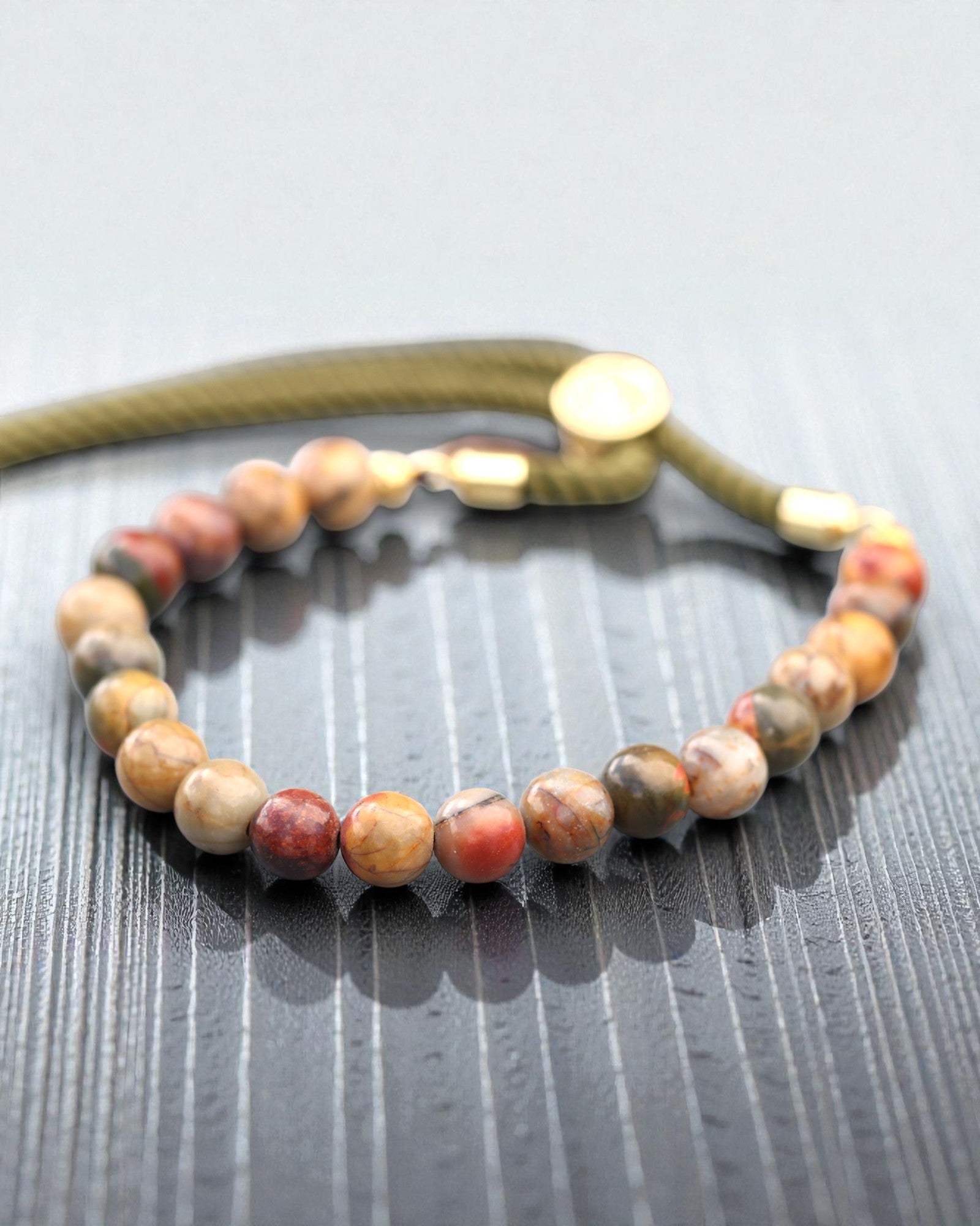 Moss Aura – Armband met Picasso-jaspis en 18K goud aan een groen koordje