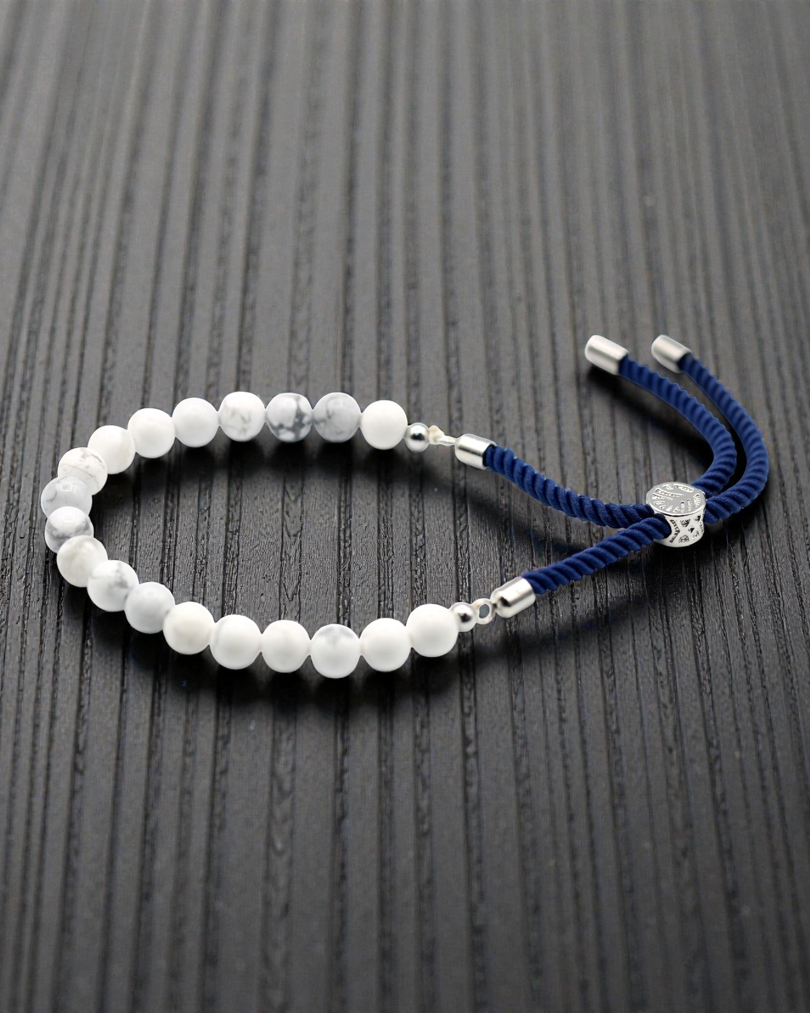 Oceaankalmte – Armband met witte howliet en 925 zilver aan een marineblauw koordje