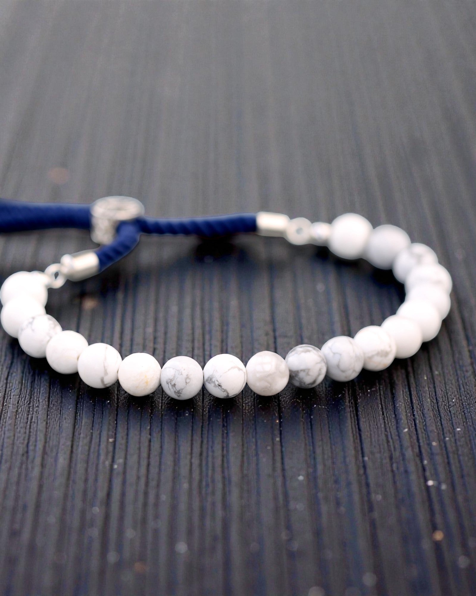 Oceaankalmte – Armband met witte howliet en 925 zilver aan een marineblauw koordje