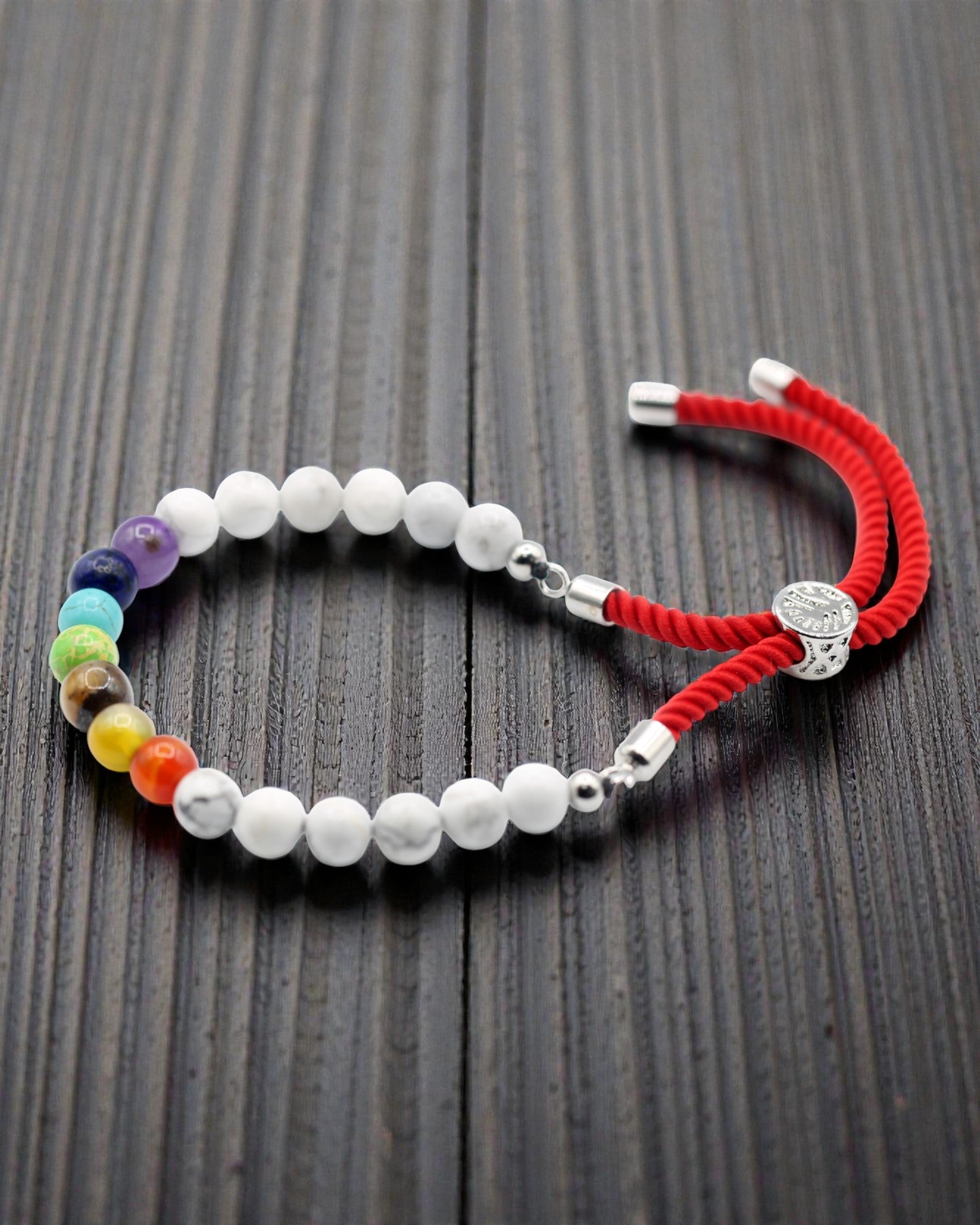 Royal Harmony Chakra – armband van witte howliet en 925 zilver aan een rood koordje