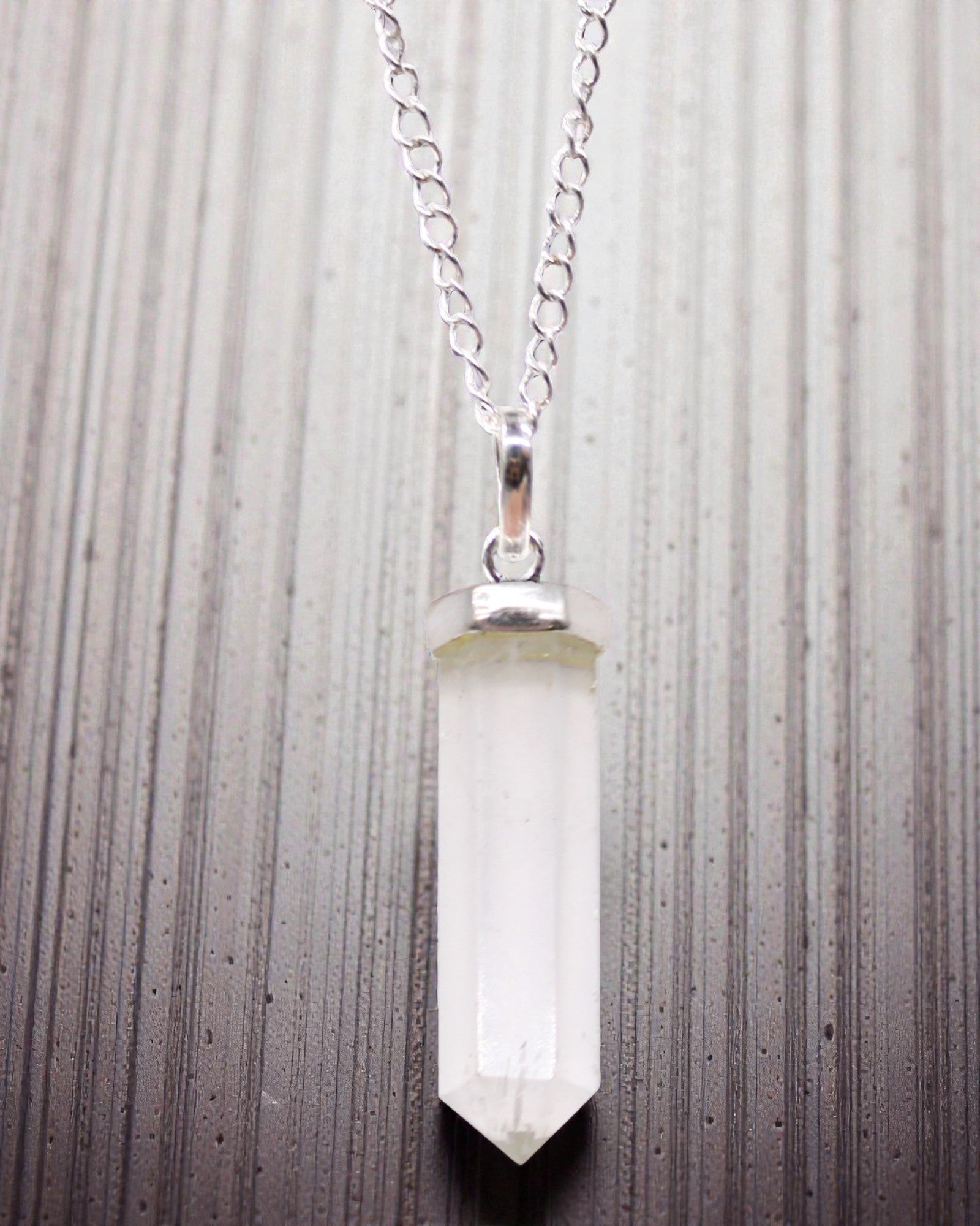 Kristallen Punt – Klassieke puntvormige hanger van bergkristal