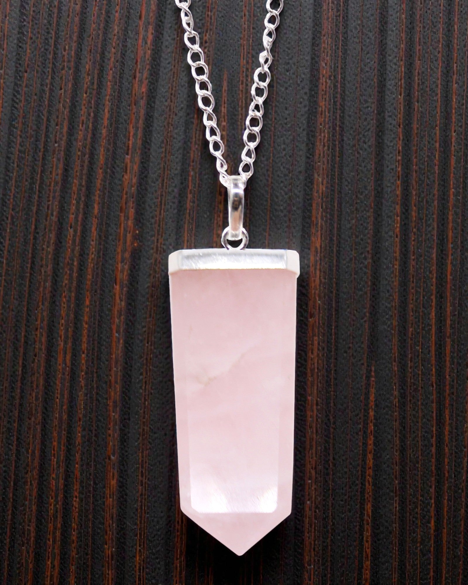 Rose Light – Platte hanger van rozenkwarts met kristalslijping