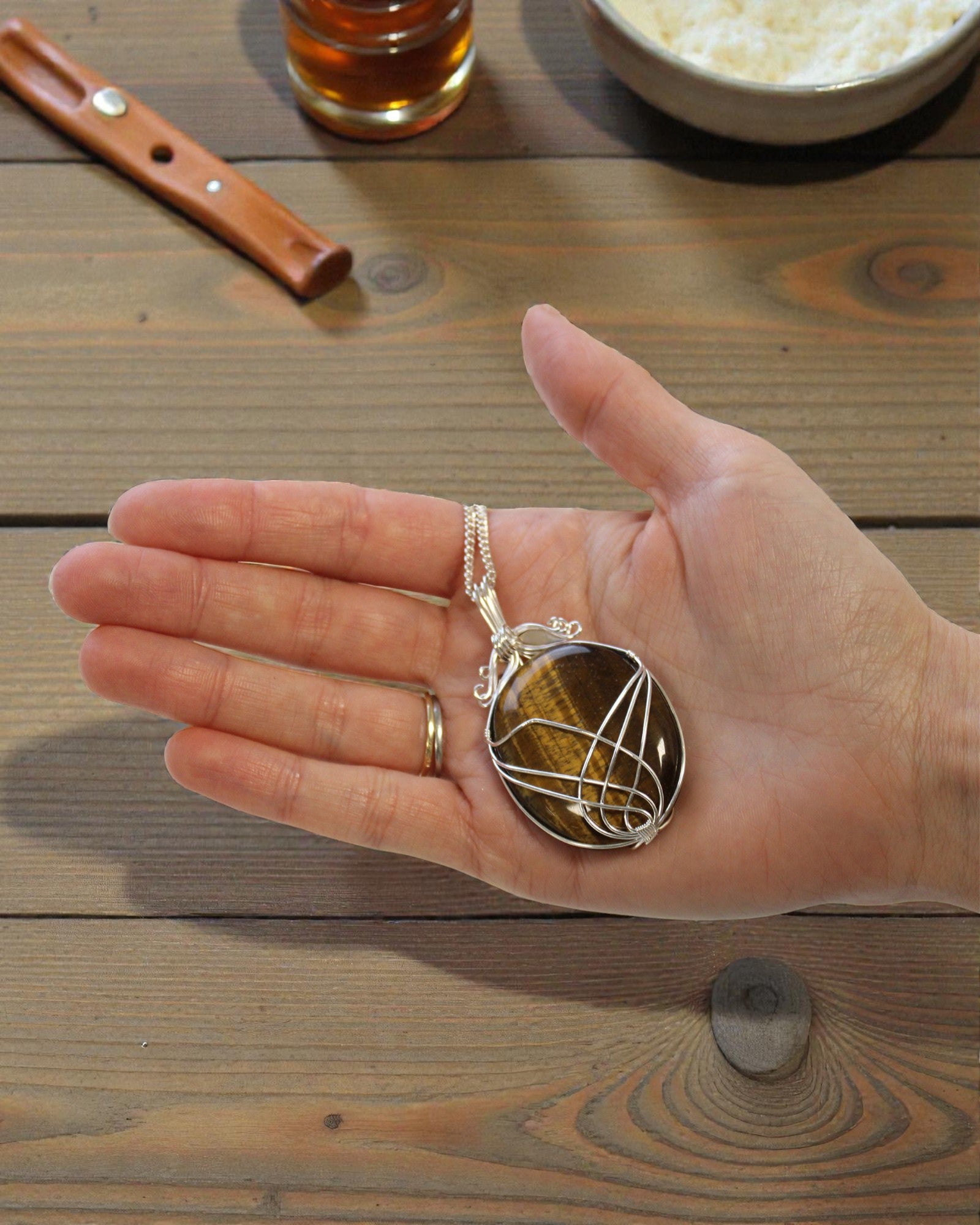 Spiraal van Kracht – Handgevlochten Ketting met Tijgeroog