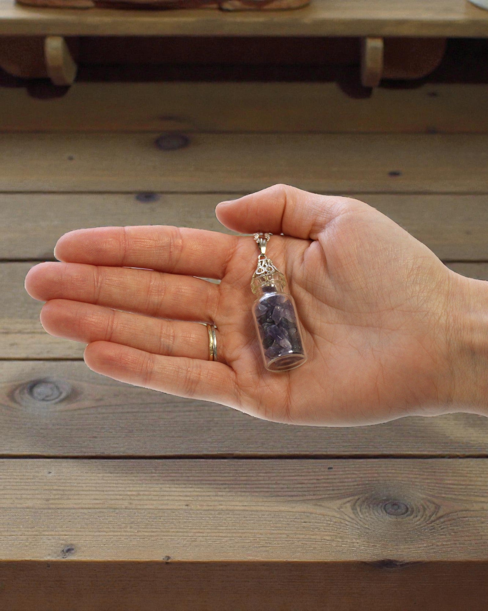 Flesje van Rust – ketting met amethist in een flacon