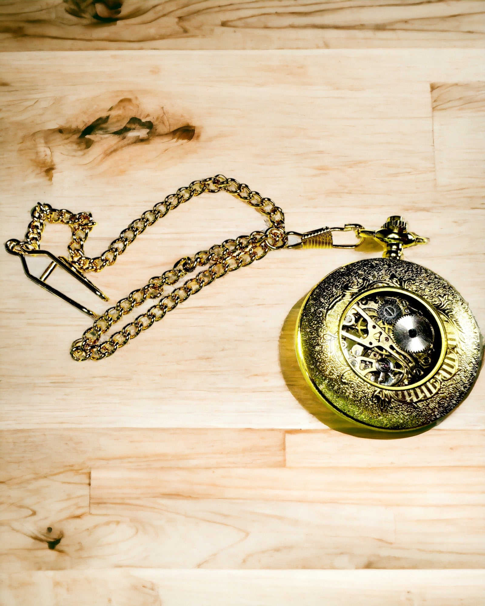 Retro Gesneden Zakhorloge met Handopwindbaar Mechanisme, Gouden kleur met Romeinse Schaal en Lichtgevende Wijzerplaat, Vintage Stijl