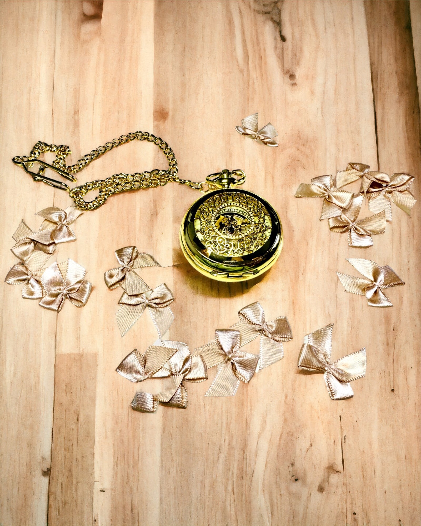 Retro Gesneden Zakhorloge met Handopwindbaar Mechanisme, Gouden kleur met Romeinse Schaal en Lichtgevende Wijzerplaat, Vintage Stijl