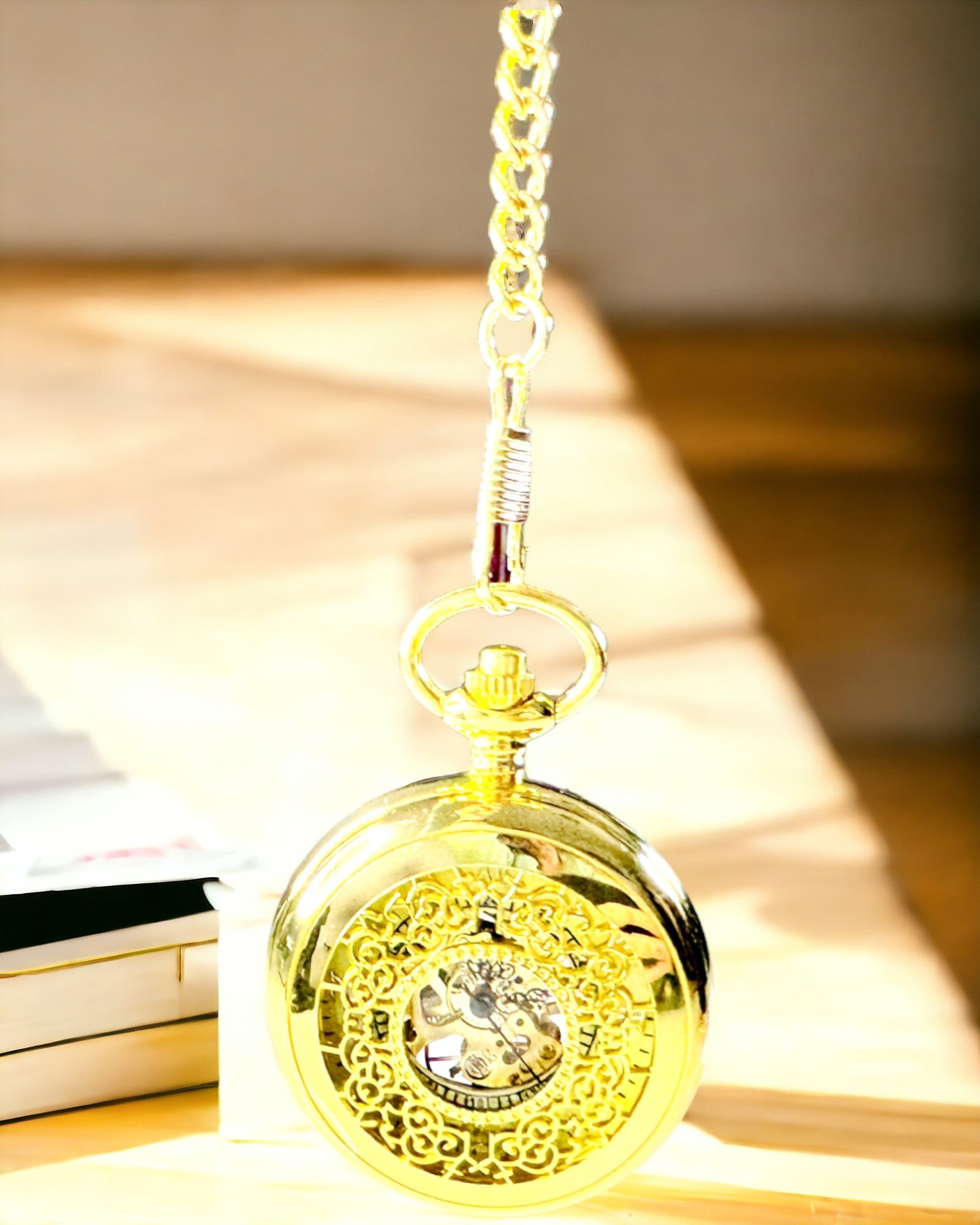Retro Gesneden Zakhorloge met Handopwindbaar Mechanisme, Gouden kleur met Romeinse Schaal en Lichtgevende Wijzerplaat, Vintage Stijl