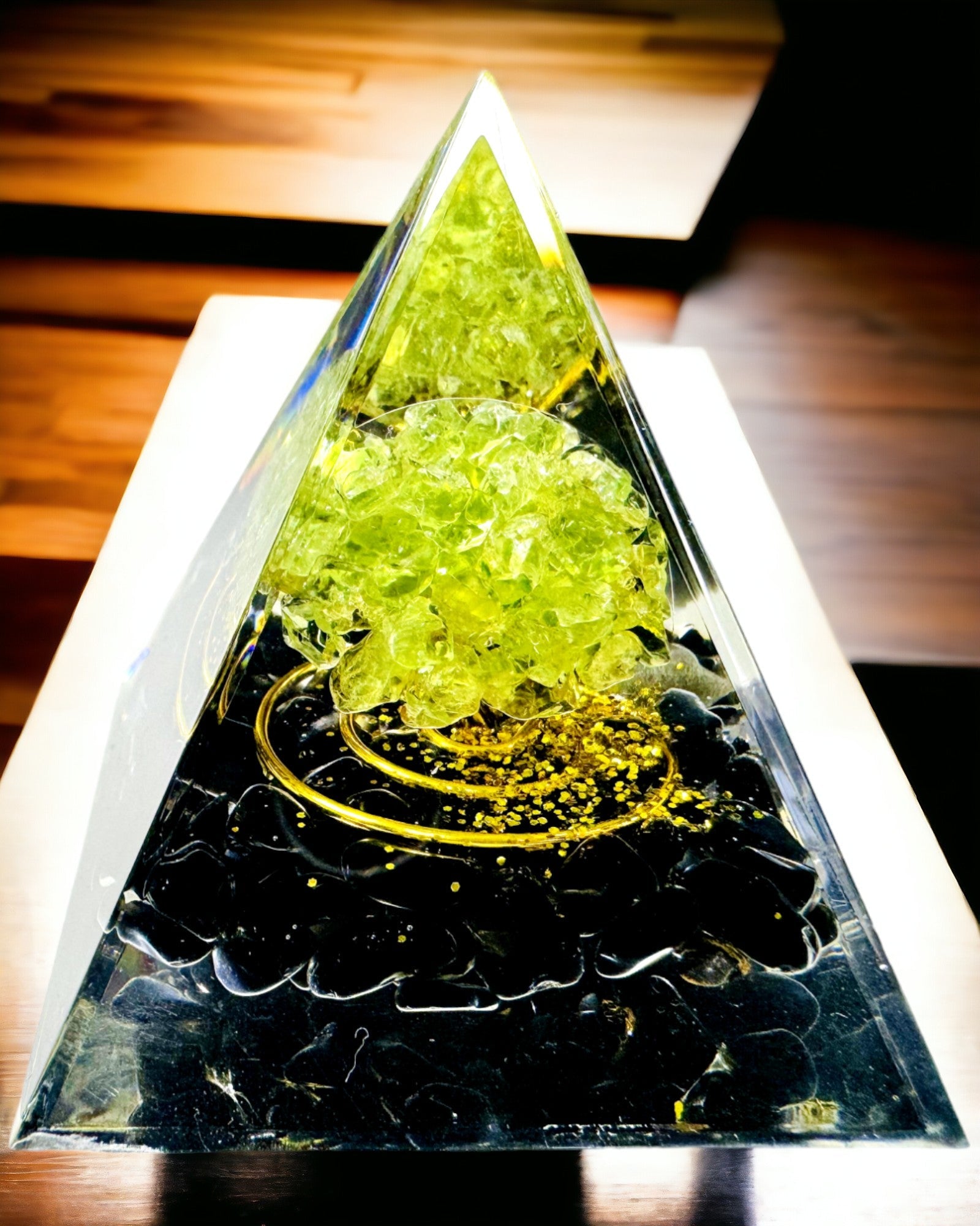 Orgoniet Reiki Piramide met Natuurlijke Kristallen - Decoratief Symbool van Chakra Energie Balans