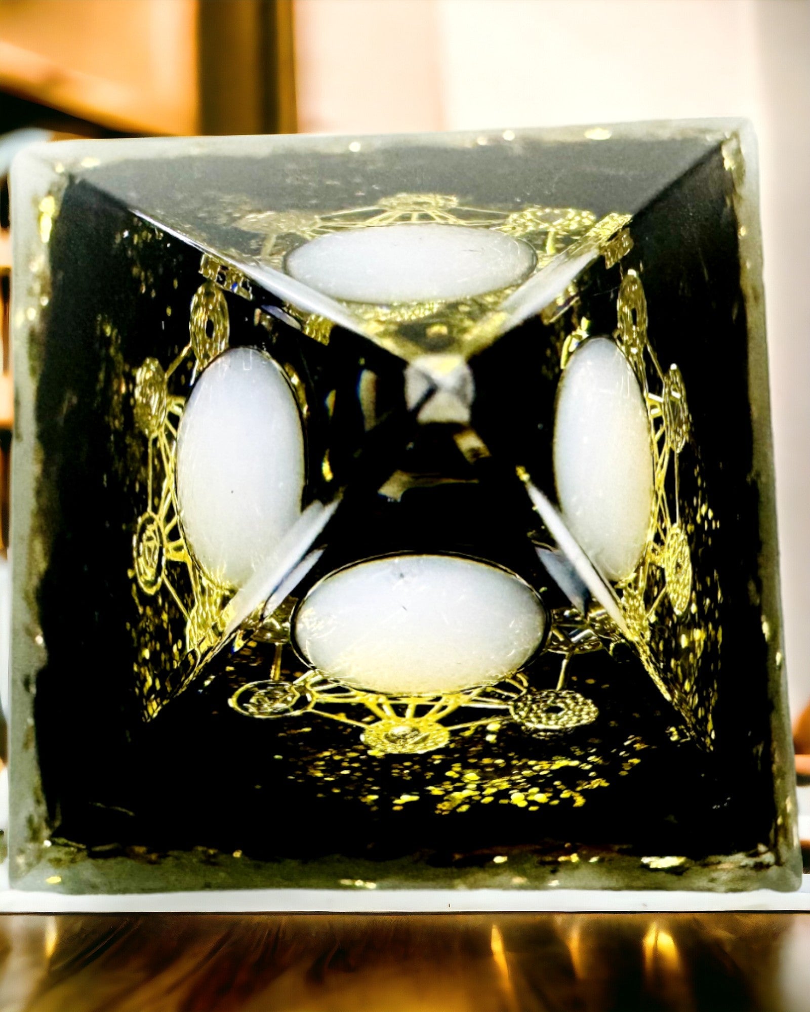 Orgoniet Piramide met Obsidiaan – Chakra Energie Generator, Reiki Meditatie Hulpmiddel met Natuurlijke Steen