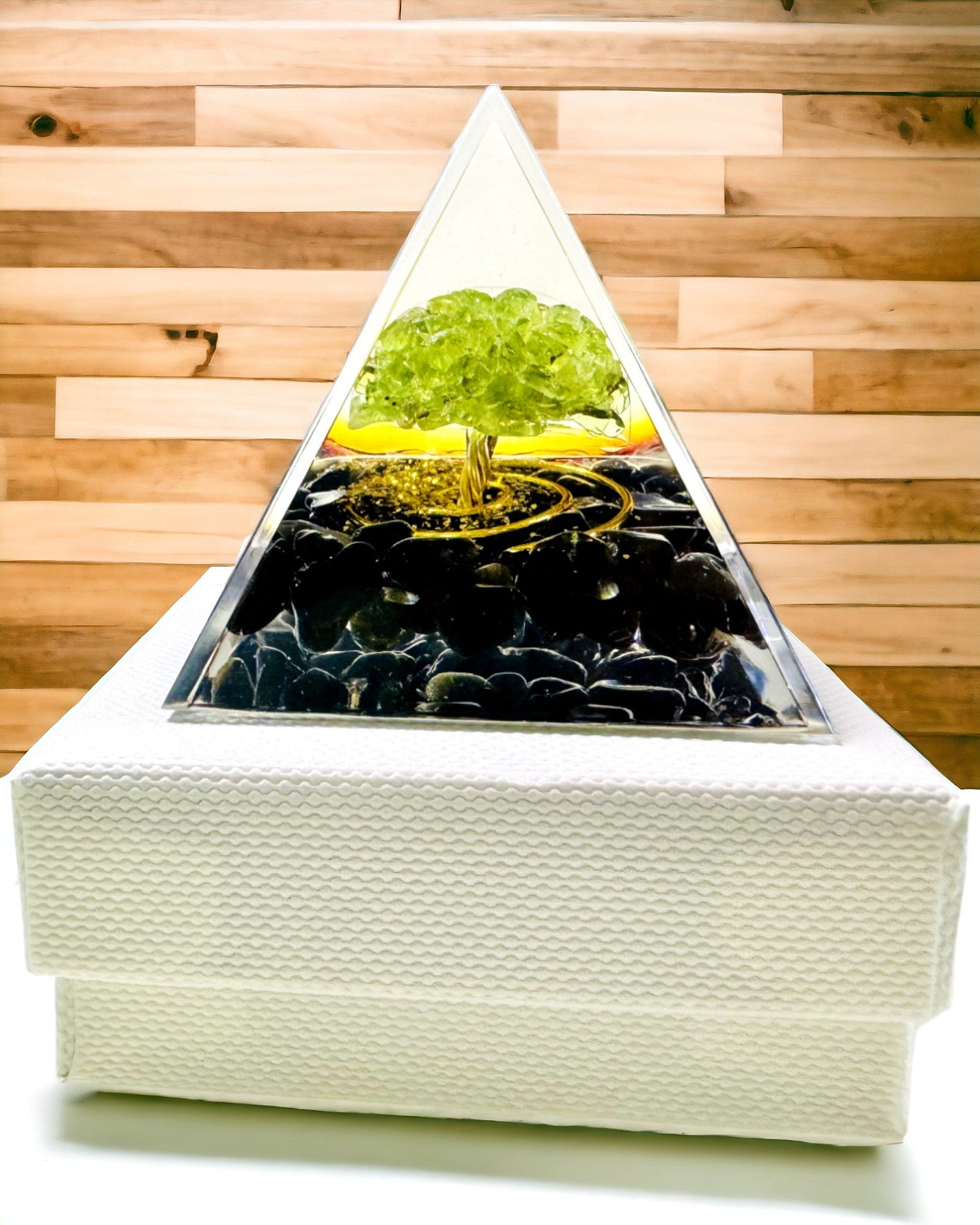 Orgoniet Reiki Piramide met Natuurlijke Kristallen - Decoratief Symbool van Chakra Energie Balans