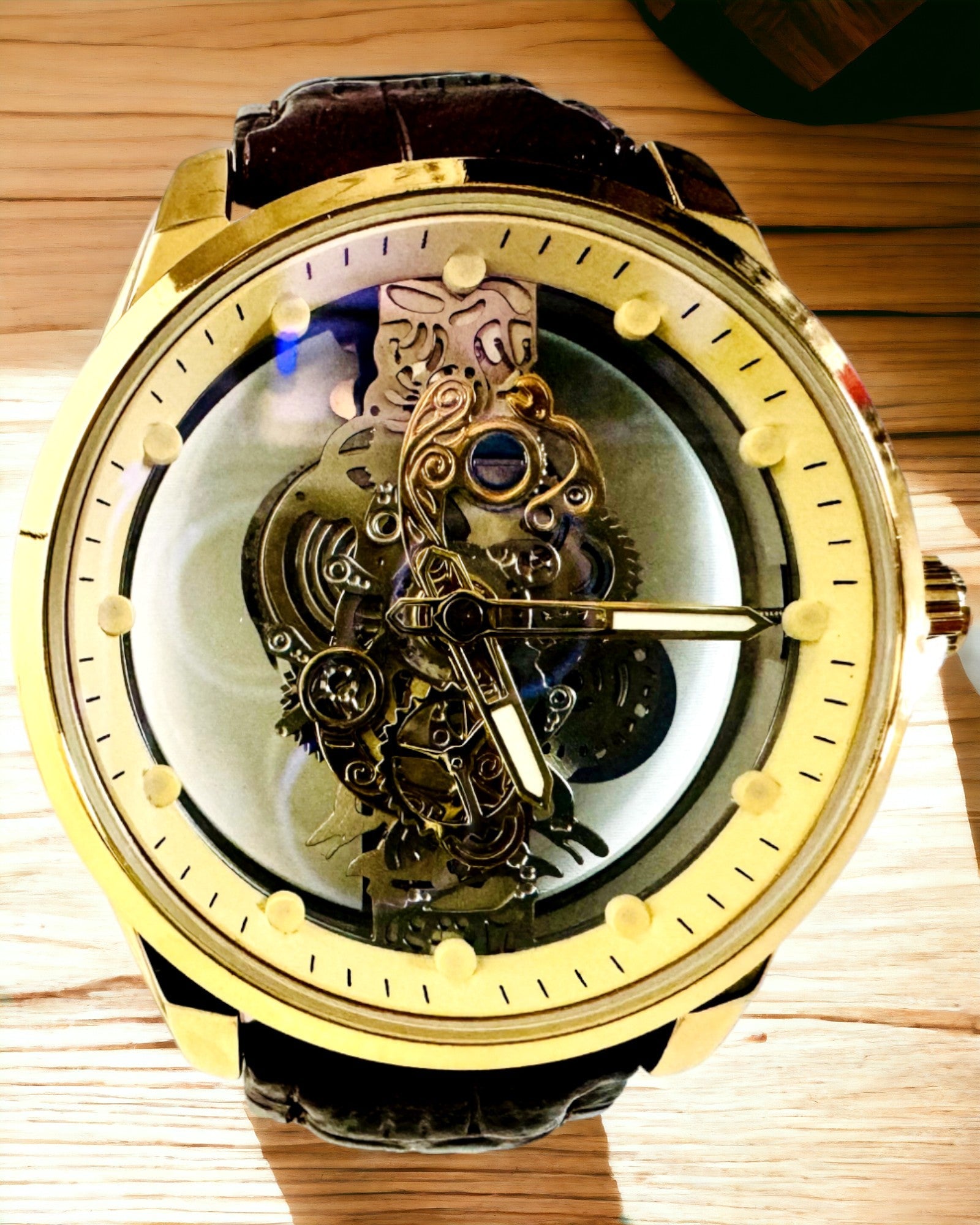 Herenhorloge met Transparant Mechanisme - Elegant en Nauwkeurig in Gouden Behuizing