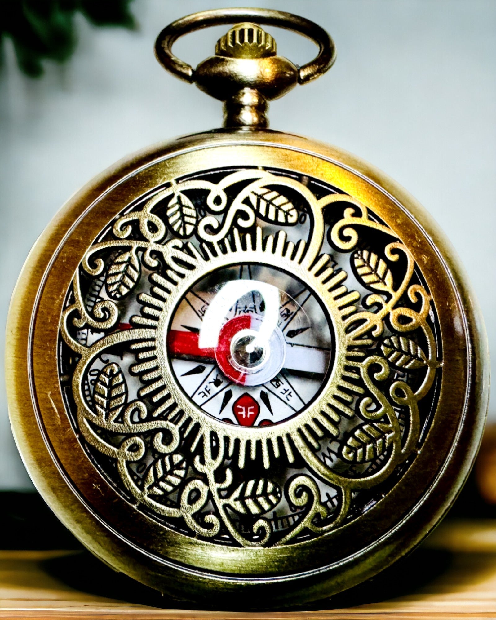 Vintage Stijl Navigatiekompas met Opengewerkt Patroon – bruin-gouden kleur