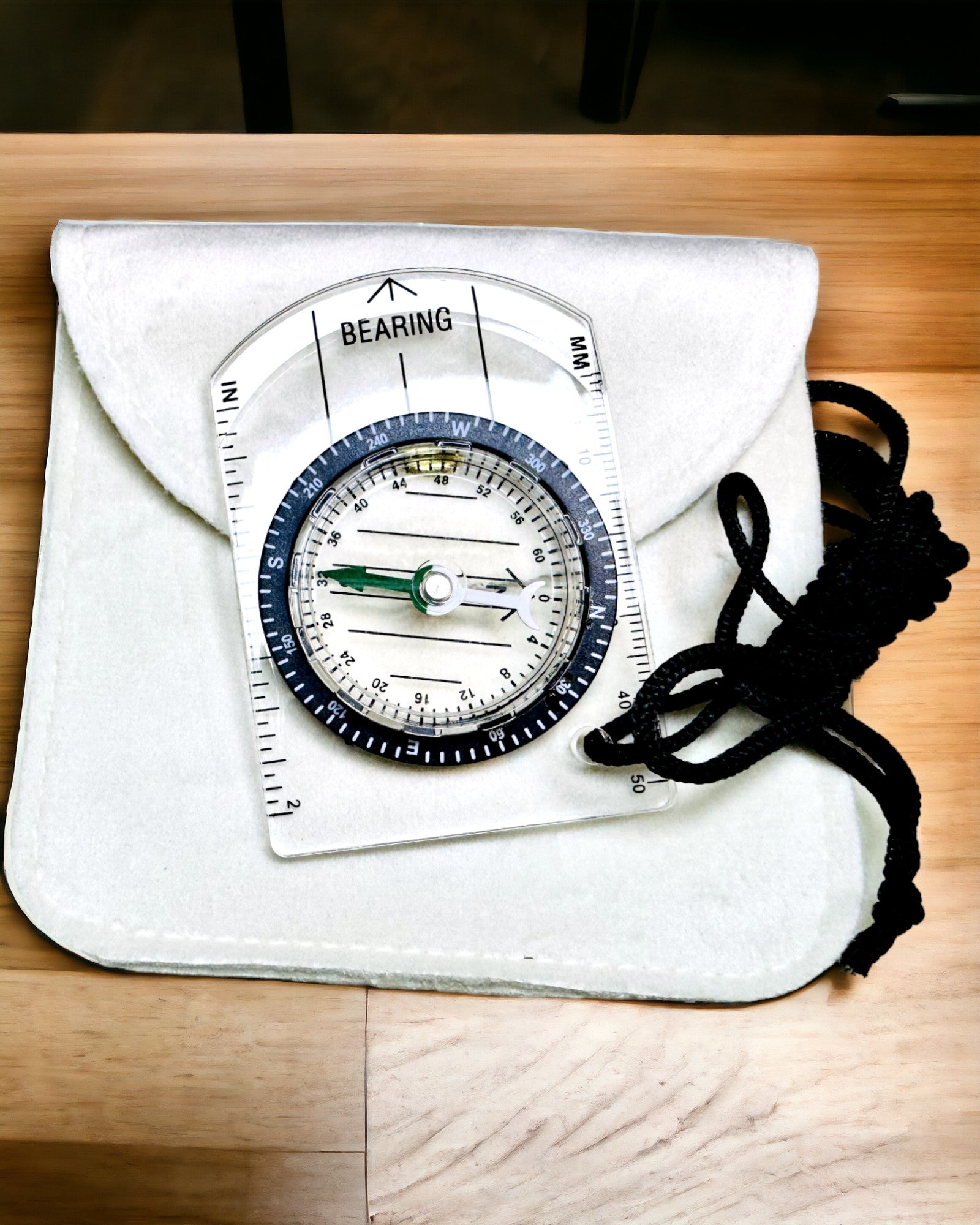 Kompas voor toeristen "Przewodnik Awanturnika" - Transparant, Mini Acryl met Hangkoord en Kaartschaal, met gravure