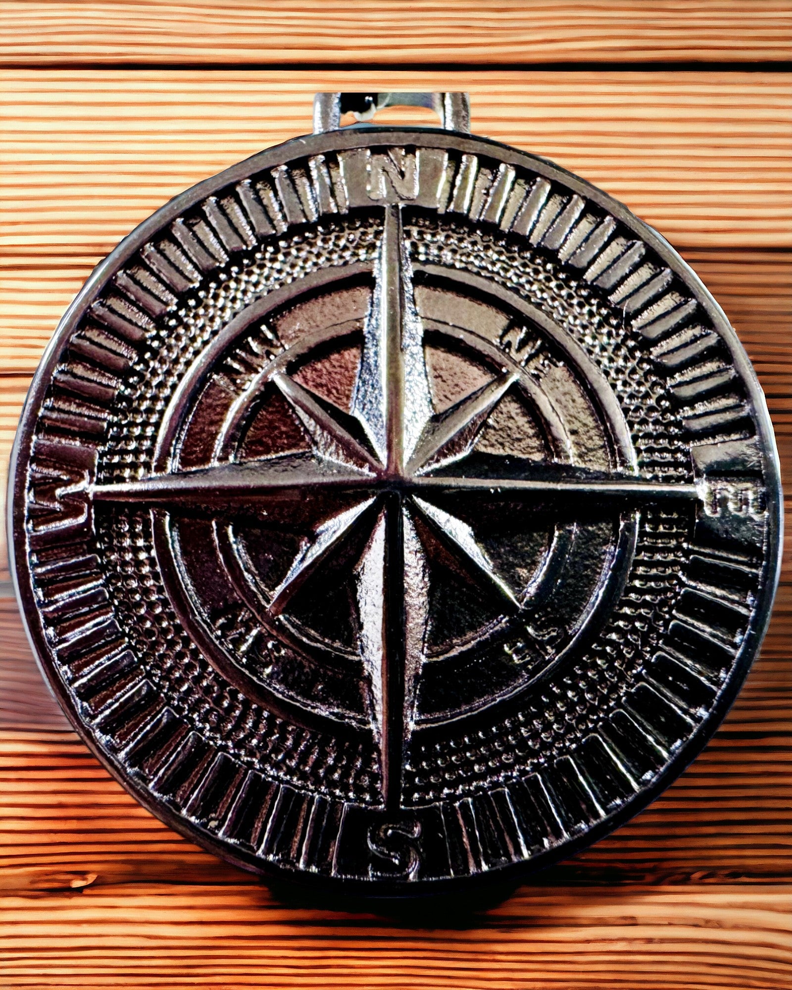 Kompas Ketting – Gesmede Sieraden van Roestvrij Staal voor Mannen en Vrouwen in Twee Kleuren, met Gravure