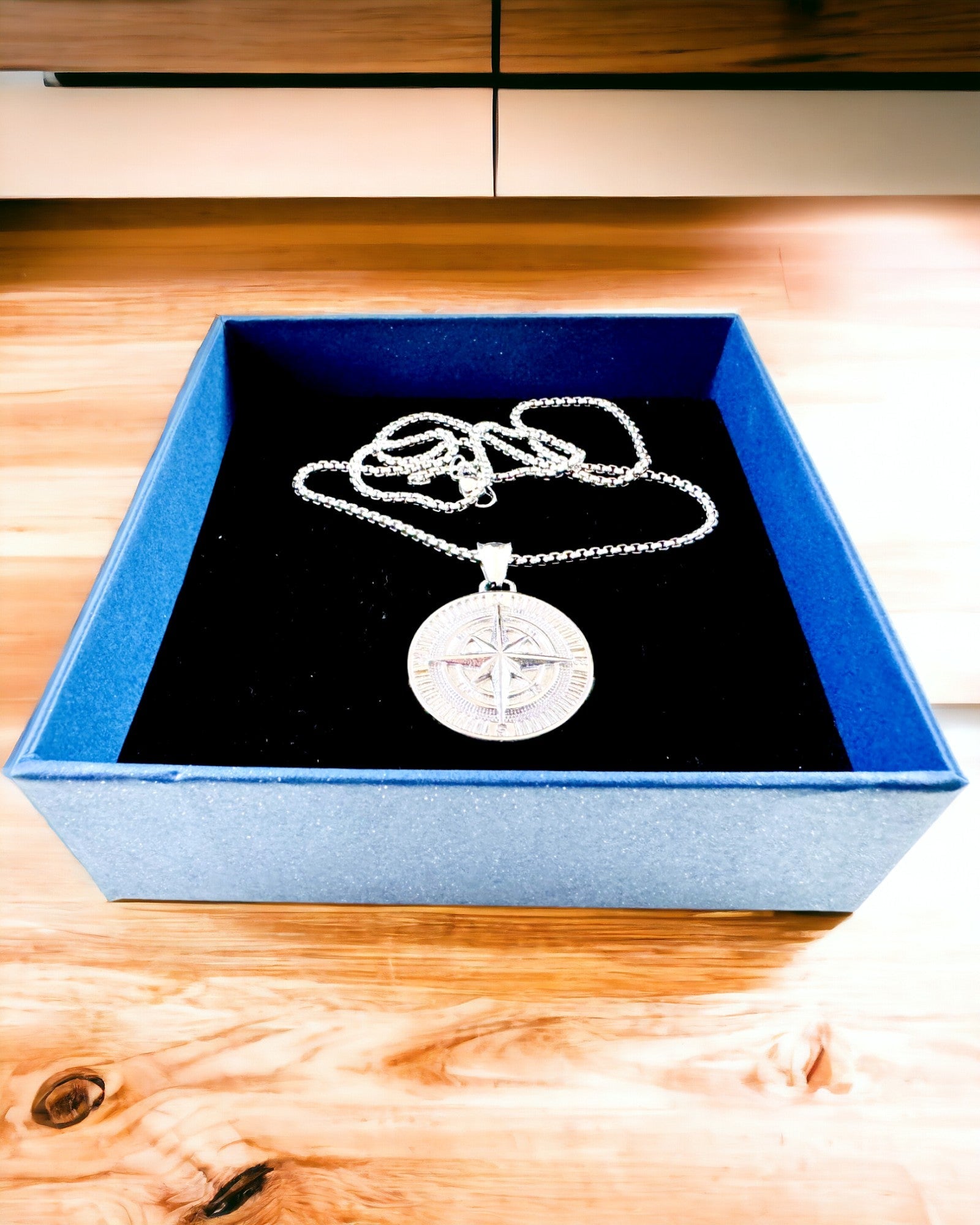 Kompas Ketting – Gesmede Sieraden van Roestvrij Staal voor Mannen en Vrouwen in Twee Kleuren, met Gravure