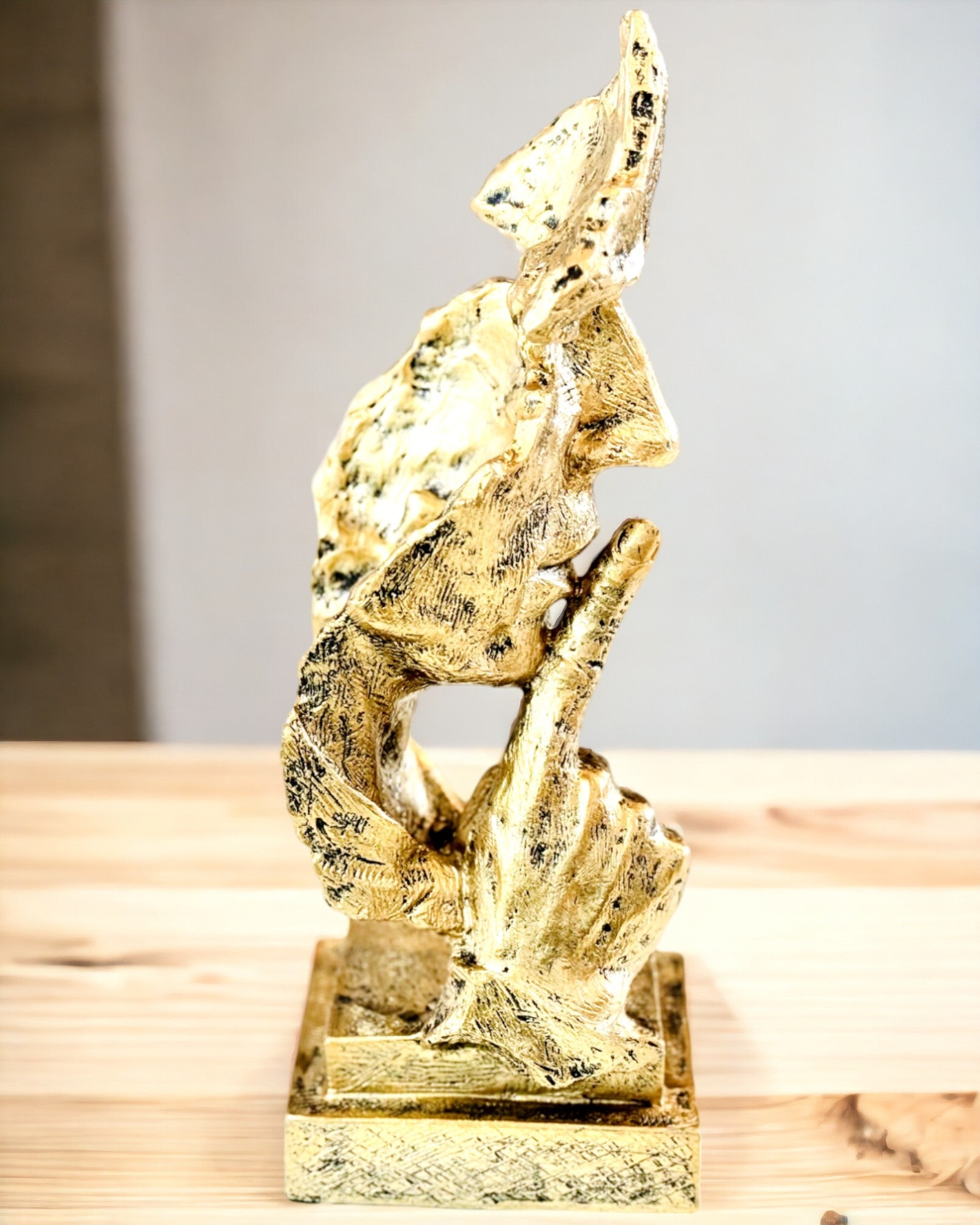 Reflectieve Man – Abstract Beeldhouwwerk in Moderne Stijl