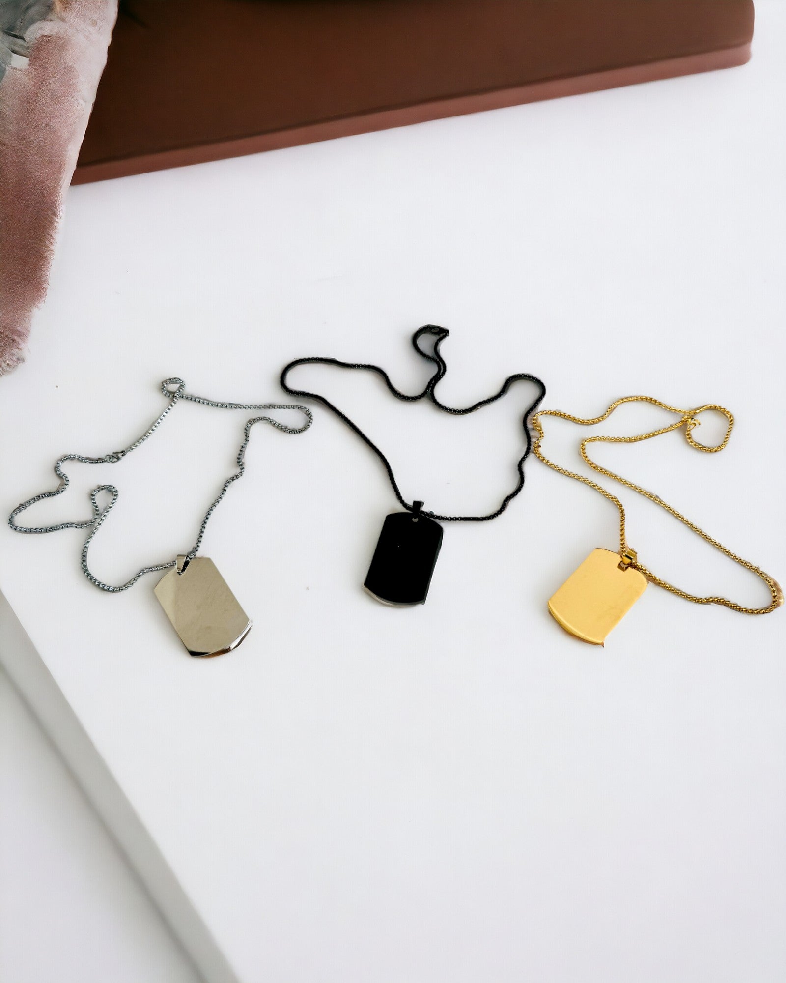 Ketting met Dog Tag "Drie Tintjes Stijl" - Identiteitsplaatje - Elegante Hanger van Roestvrij Staal met Gravure Optie