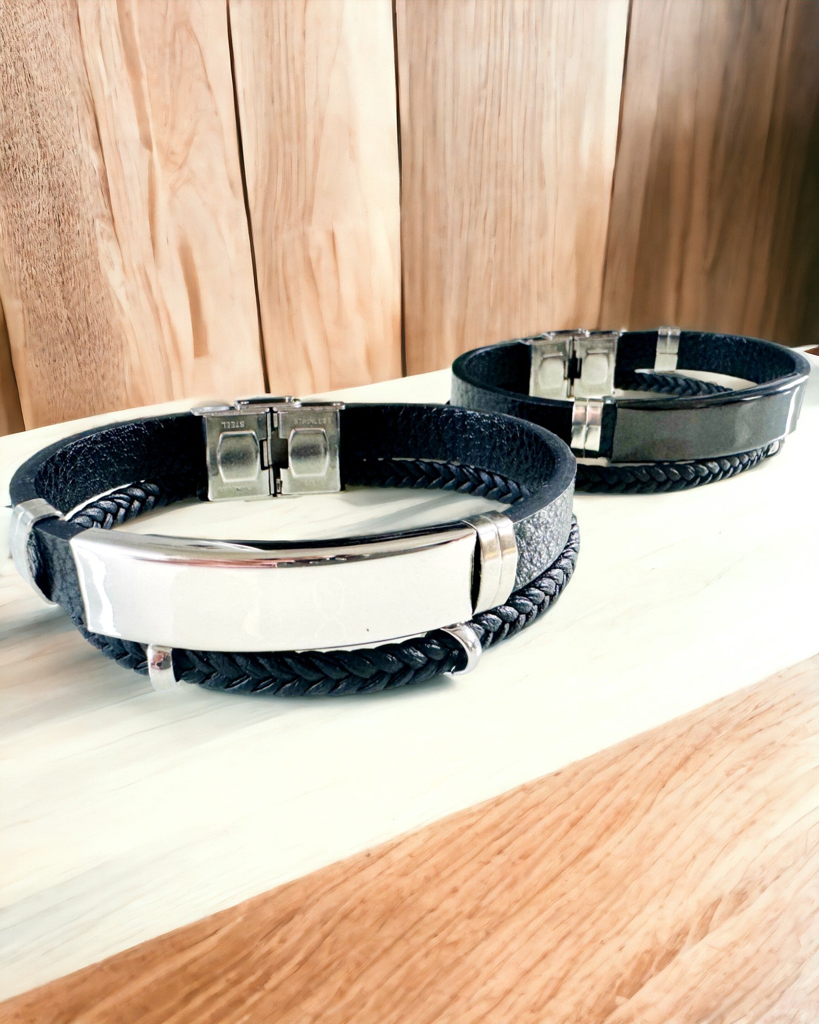 Herenarmband van PU-leer en roestvrij staal met graveermogelijkheid – Verkrijgbaar in twee kleuropties