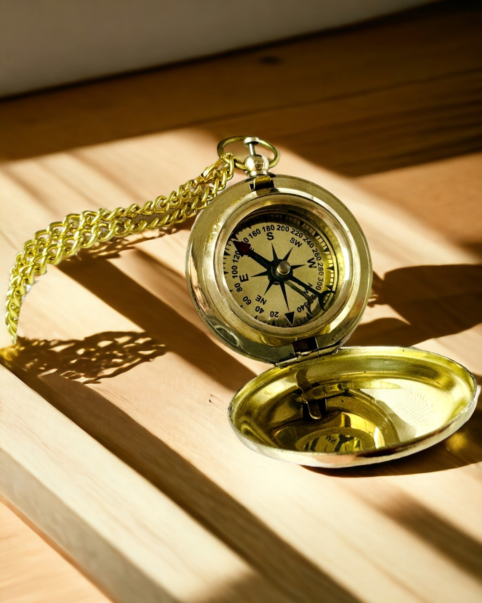 Gouden kleur Kompas Avontuur – Elegante Navigator van Ontdekkingen