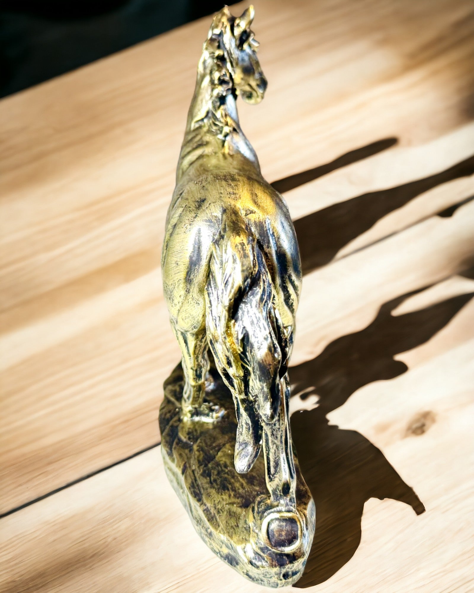 Beeldje van een Galopperend Paard van Hars met Graveeroptie