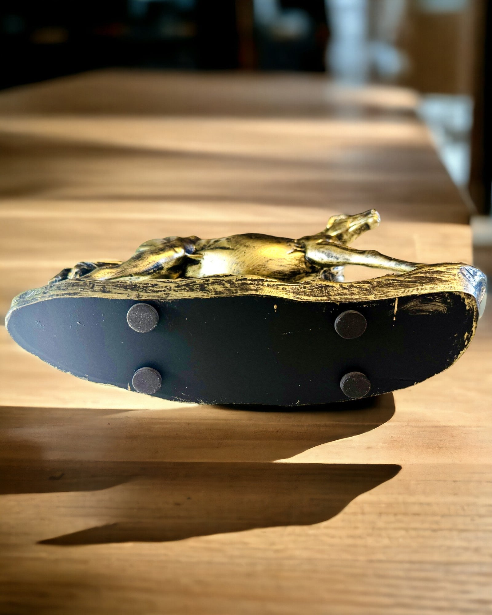 Beeldje van een Galopperend Paard van Hars met Graveeroptie