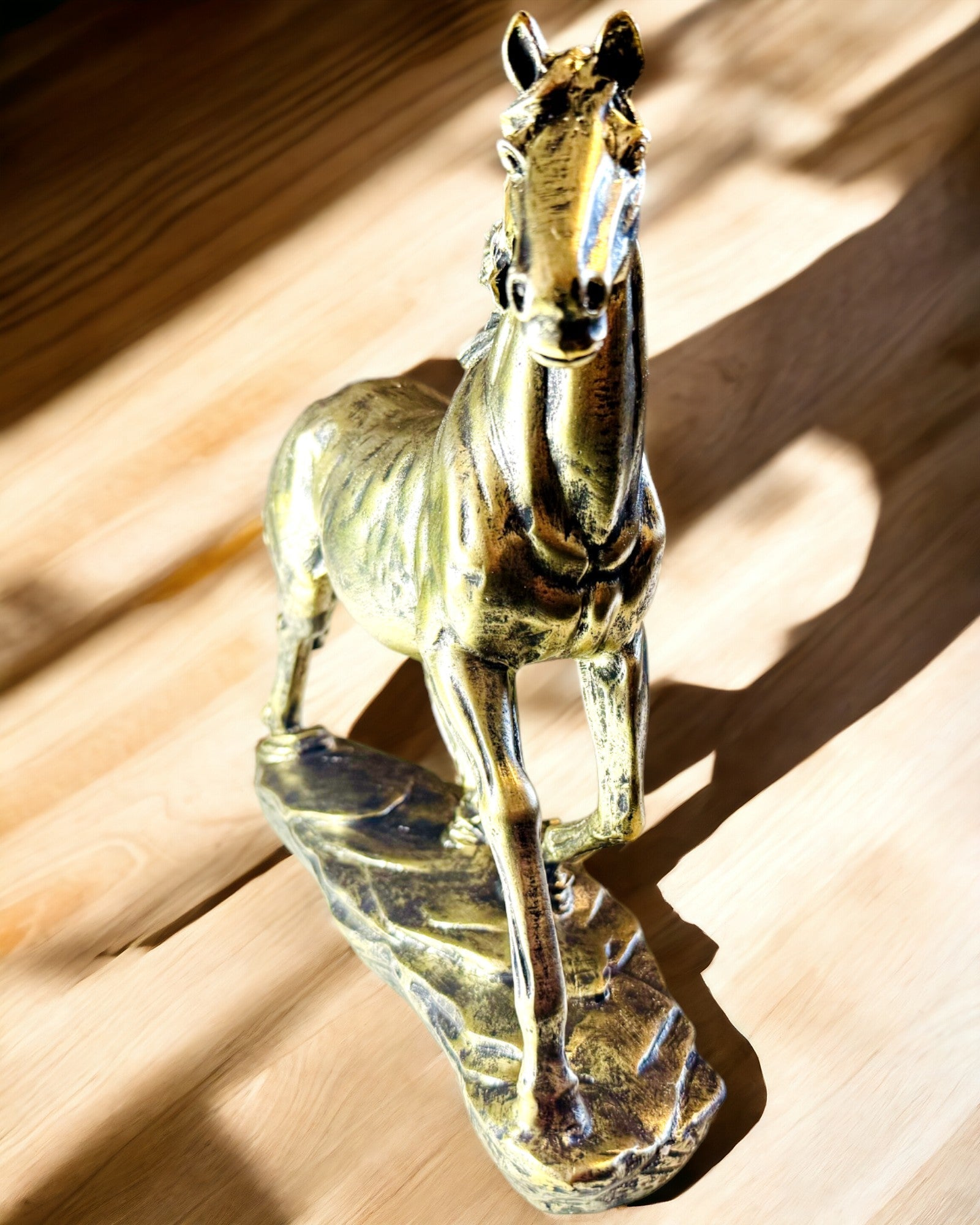 Beeldje van een Galopperend Paard van Hars met Graveeroptie