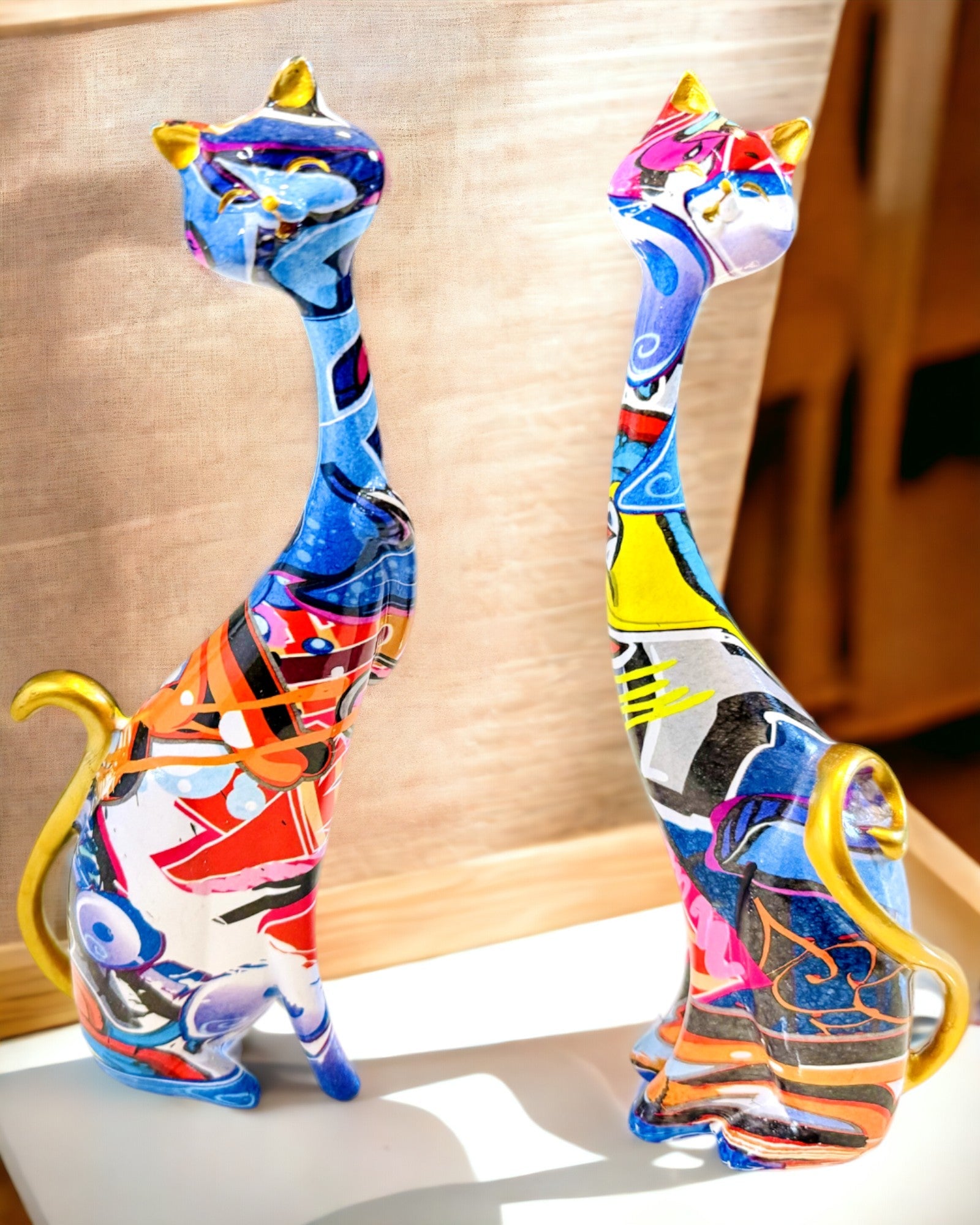 Abstracte Kattenbeeldjes "ArtCats", Handgeschilderd, Hars – 25 cm, 2 stuks.