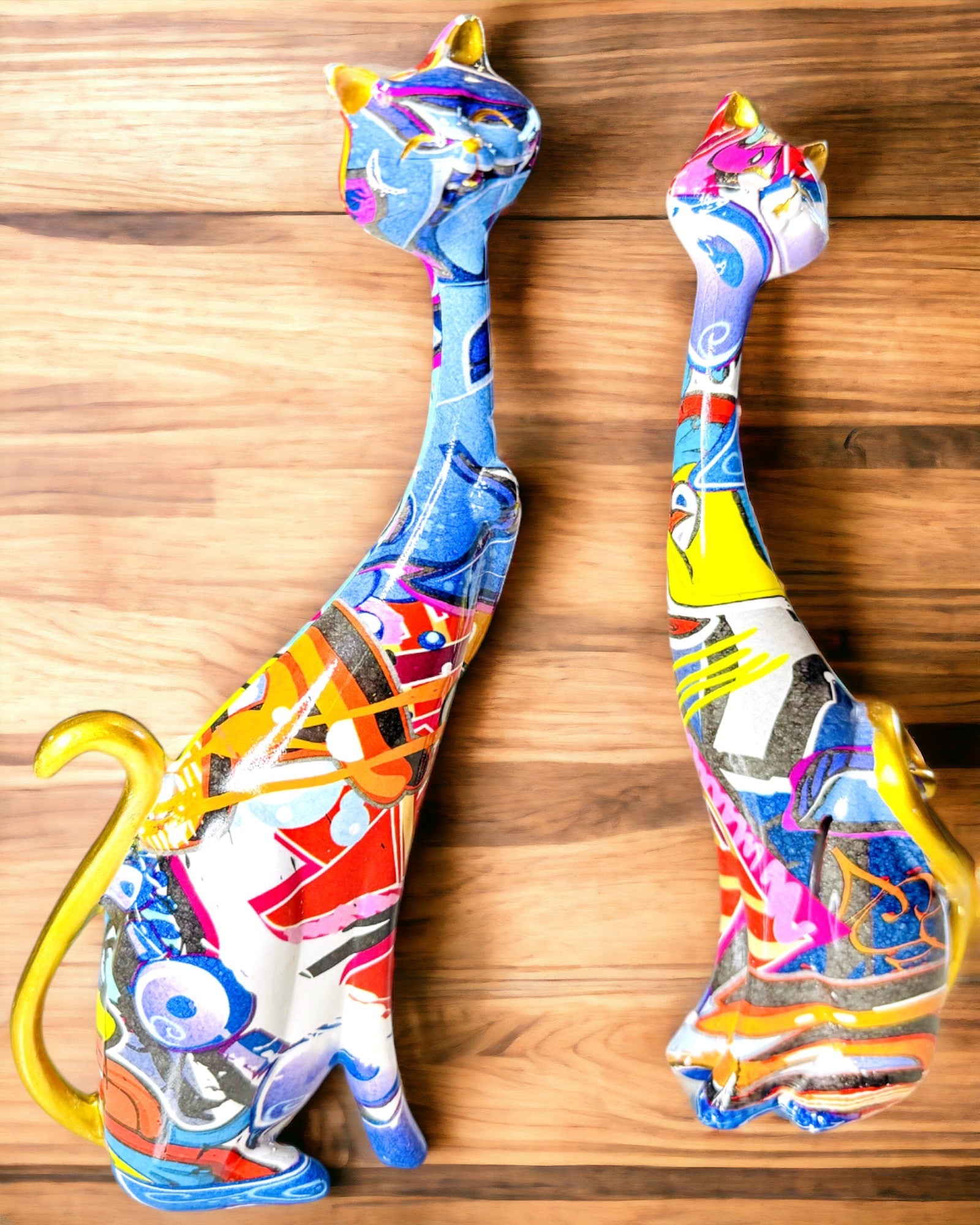 Abstracte Kattenbeeldjes "ArtCats", Handgeschilderd, Hars – 25 cm, 2 stuks.