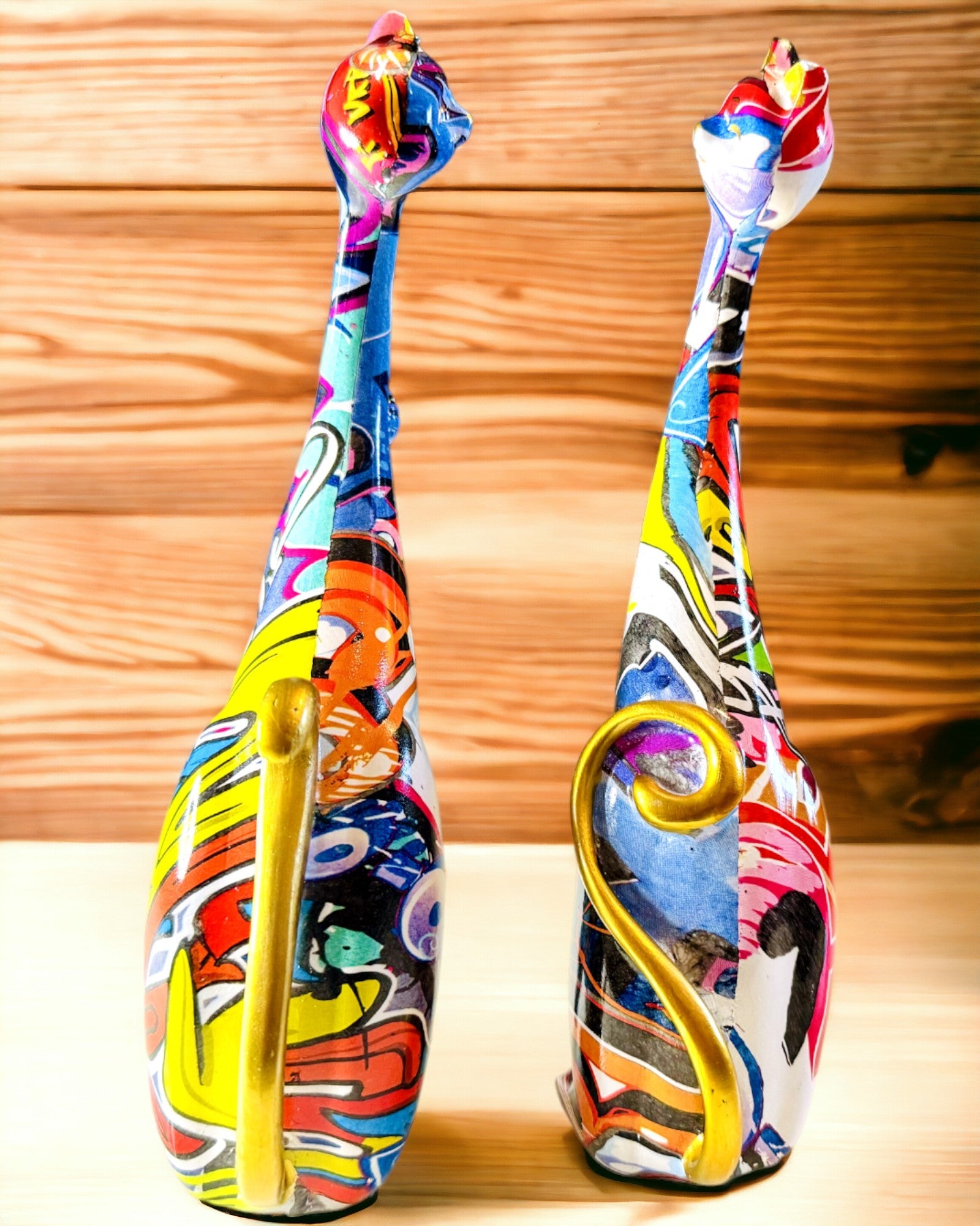 Abstracte Kattenbeeldjes "ArtCats", Handgeschilderd, Hars – 25 cm, 2 stuks.