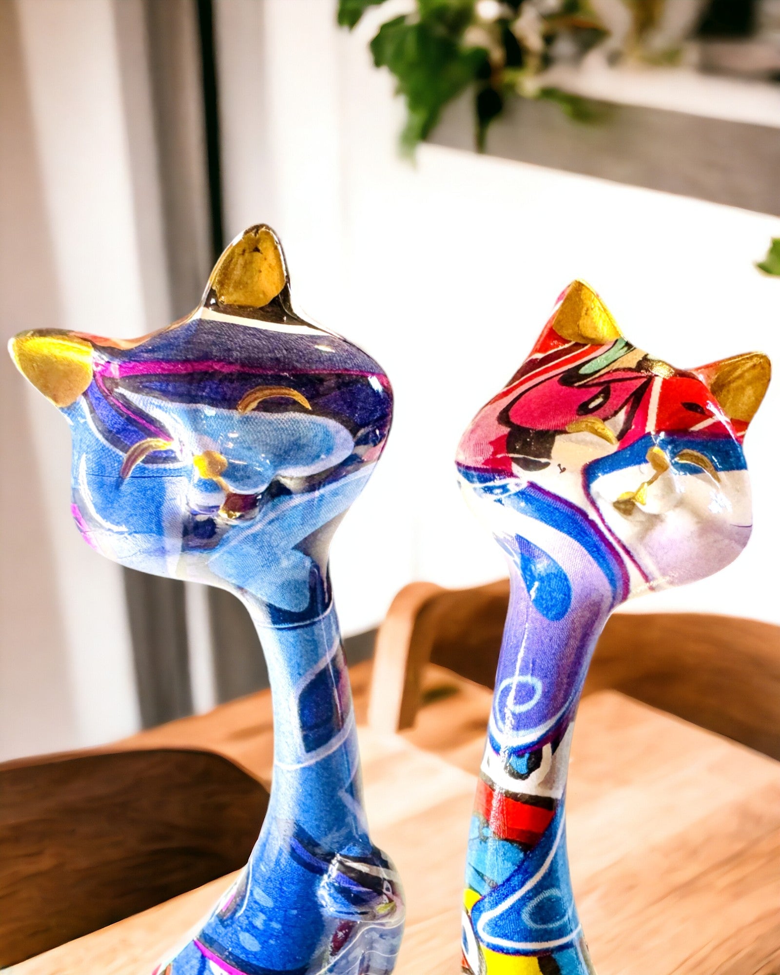 Abstracte Kattenbeeldjes "ArtCats", Handgeschilderd, Hars – 25 cm, 2 stuks.