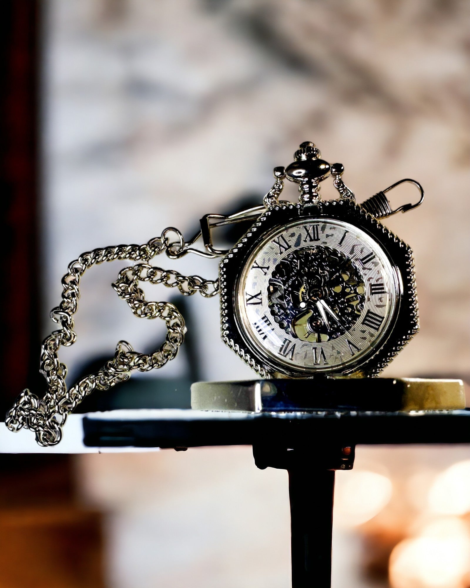 Klassieke zilverkleurige Achtkantige Mechanische Zakhorloge met Opengewerkte Wijzerplaat in Steampunk-stijl