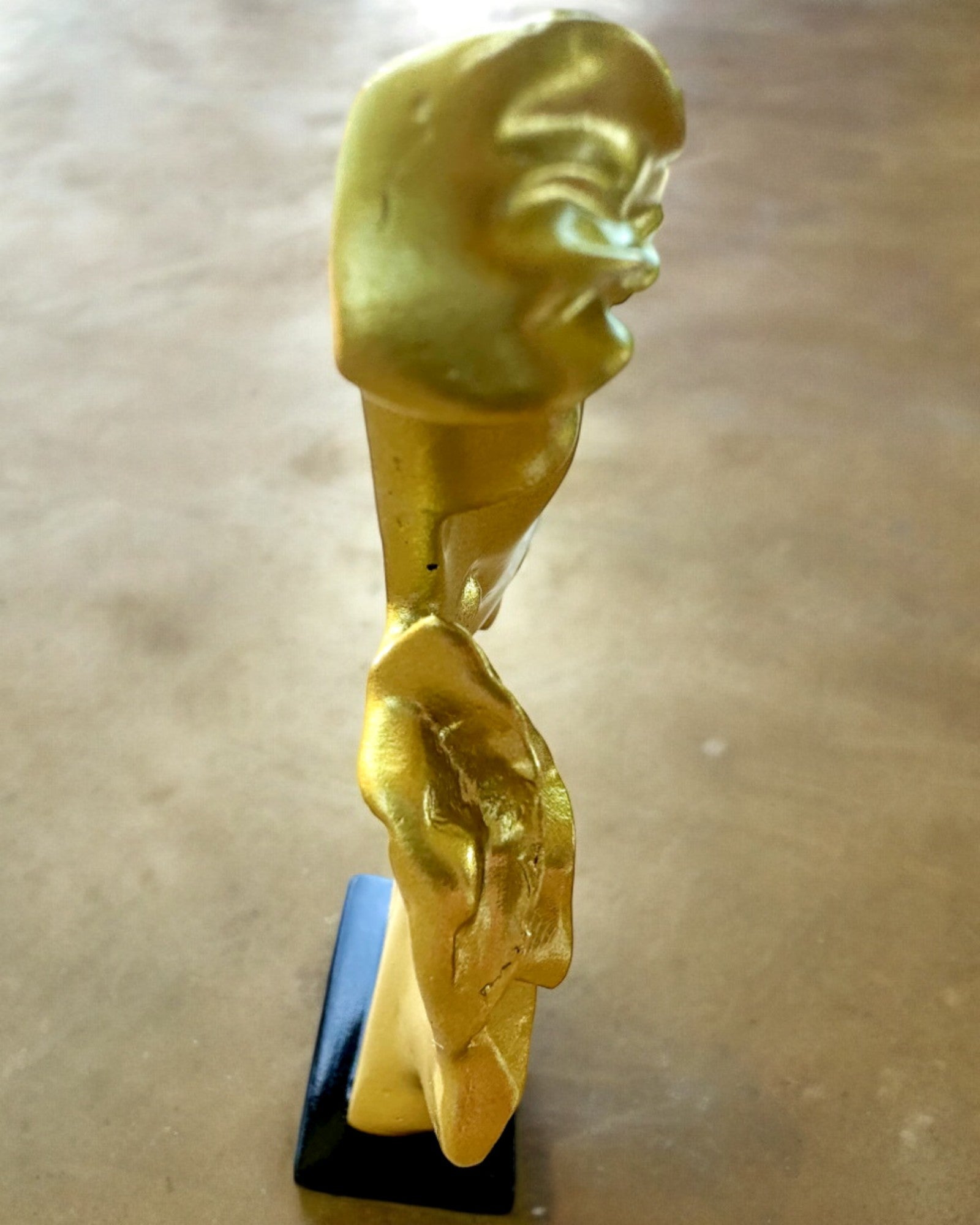 Beeldje "Elegantie in Steen" kleur goud - 13,5 cm hoog, Decoratief met Graveeroptie