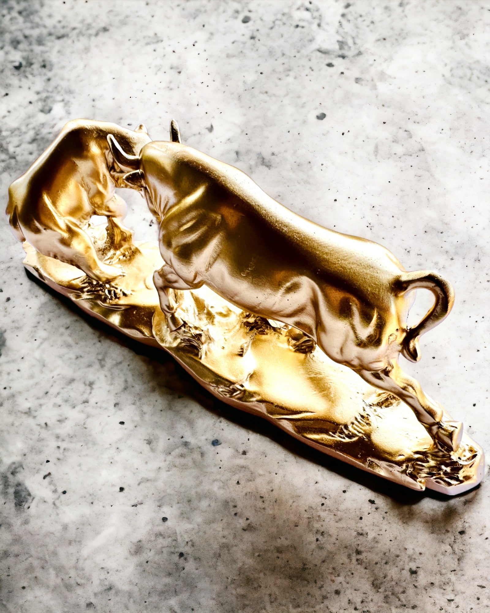 Duel van de Sterken - Decoratief Beeld Stier en Beer - mogelijkheid tot personalisatie met gravure - gouden kleur