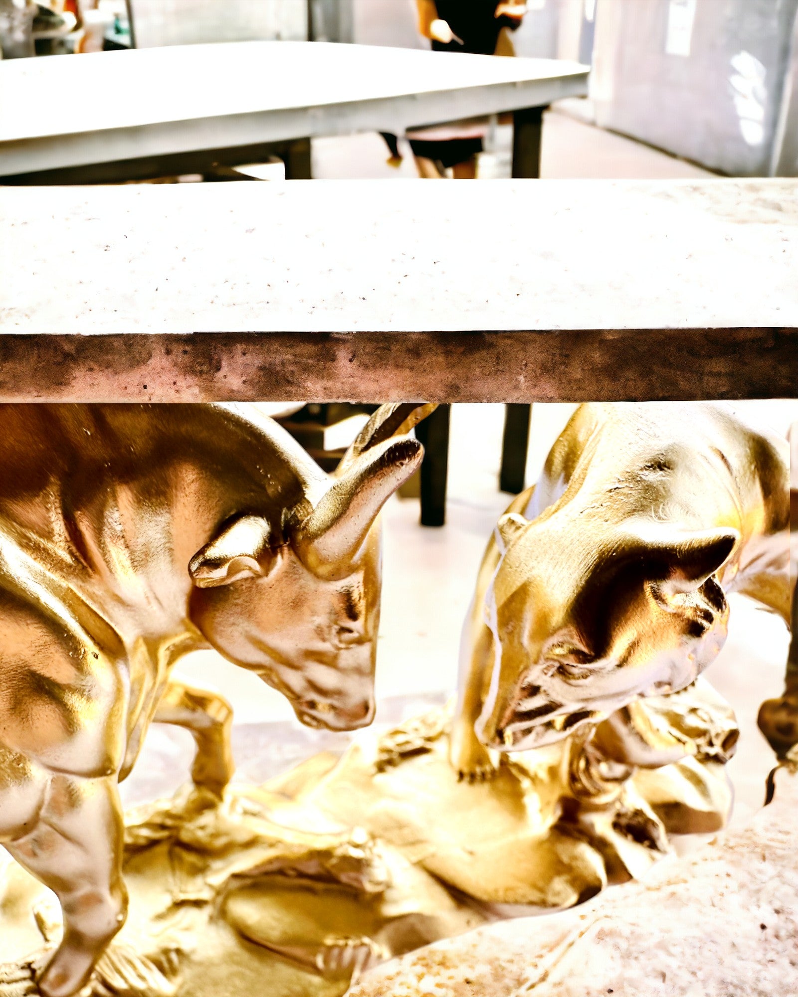 Duel van de Sterken - Decoratief Beeld Stier en Beer - mogelijkheid tot personalisatie met gravure - gouden kleur