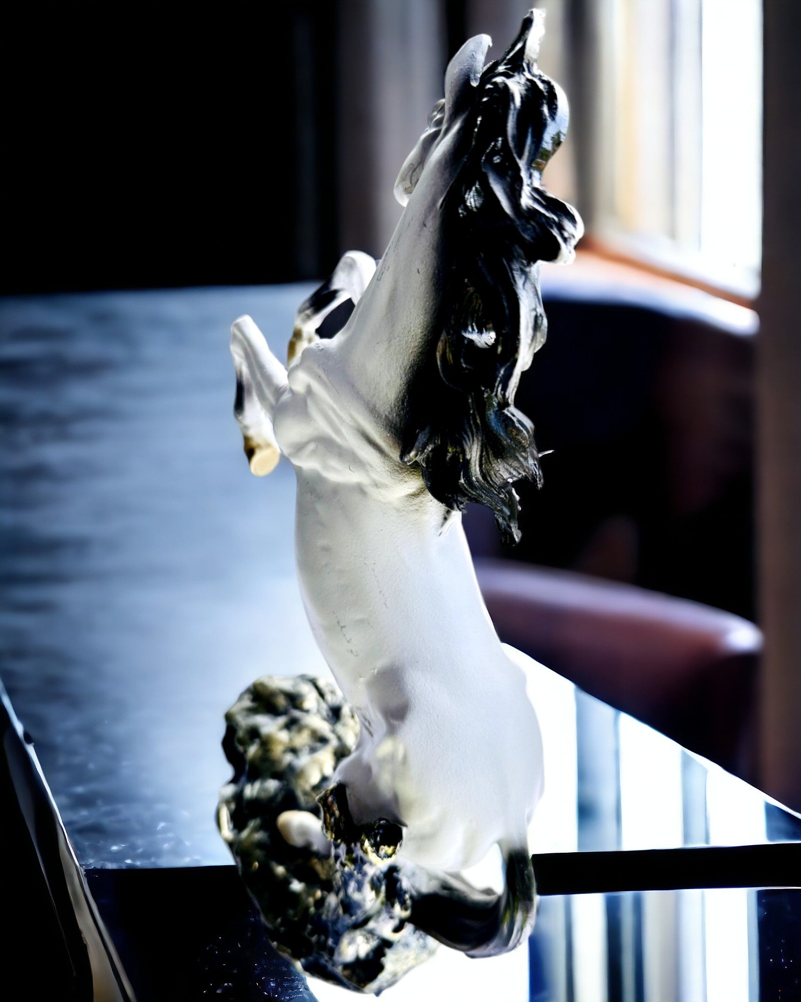 "Elegancki Skoczek" - Witte Paardenfiguur met Graveermogelijkheid