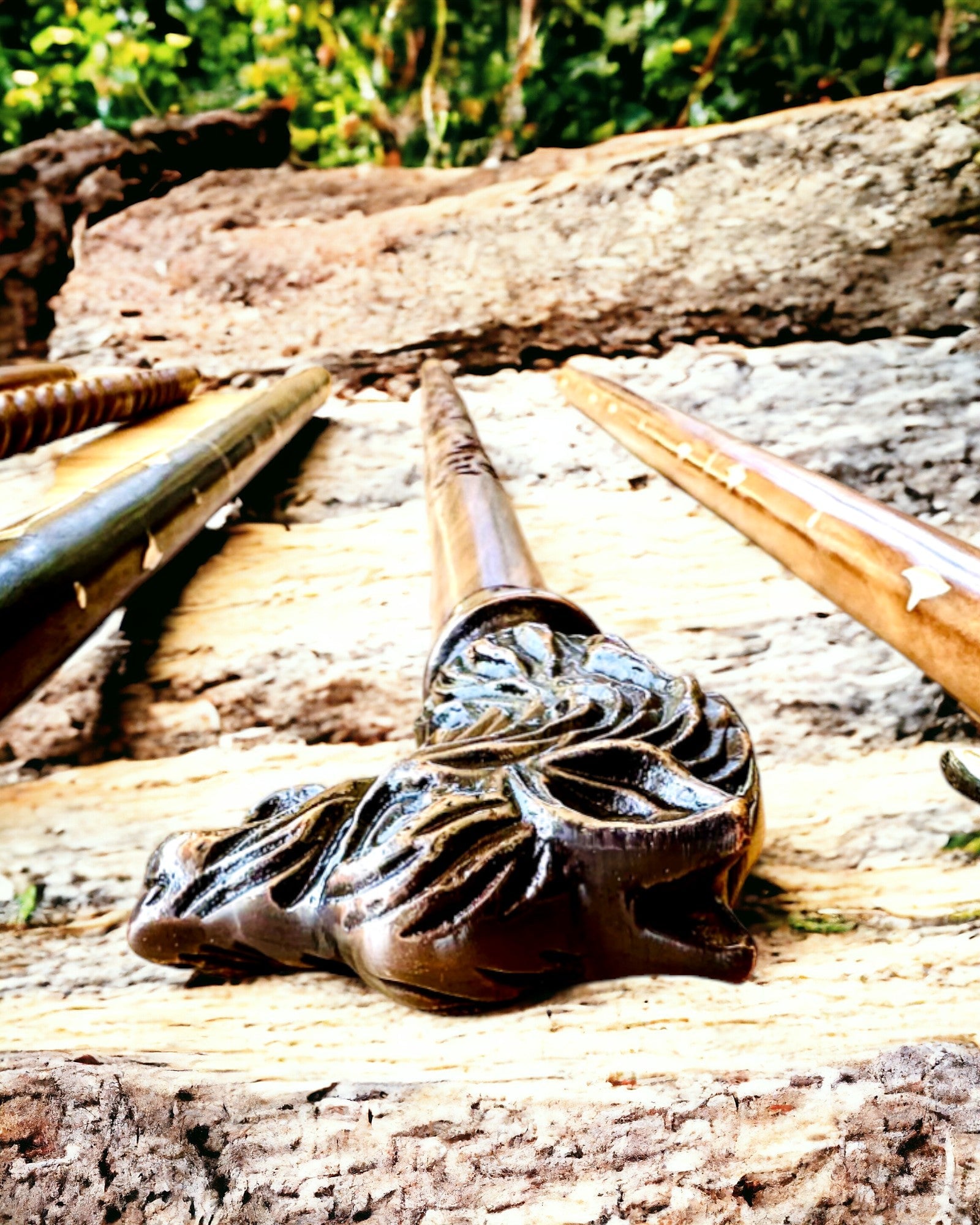 Wandelstok 'Wolf' - Indiaas Mangohout met Gravure Optie, bruin met gesneden patroon