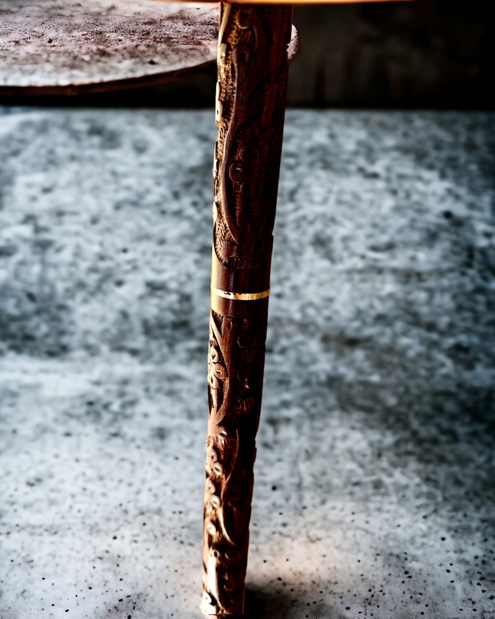 Wandelstok 'Wolf' - Indiaas Mangohout met Gravure Optie, bruin met gesneden patroon