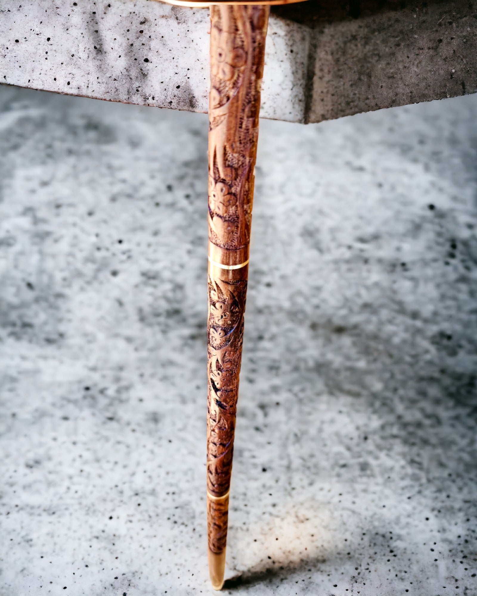 Wandelstok 'Wolf' - Indiaas Mangohout met Gravure Optie, bruin met gesneden patroon
