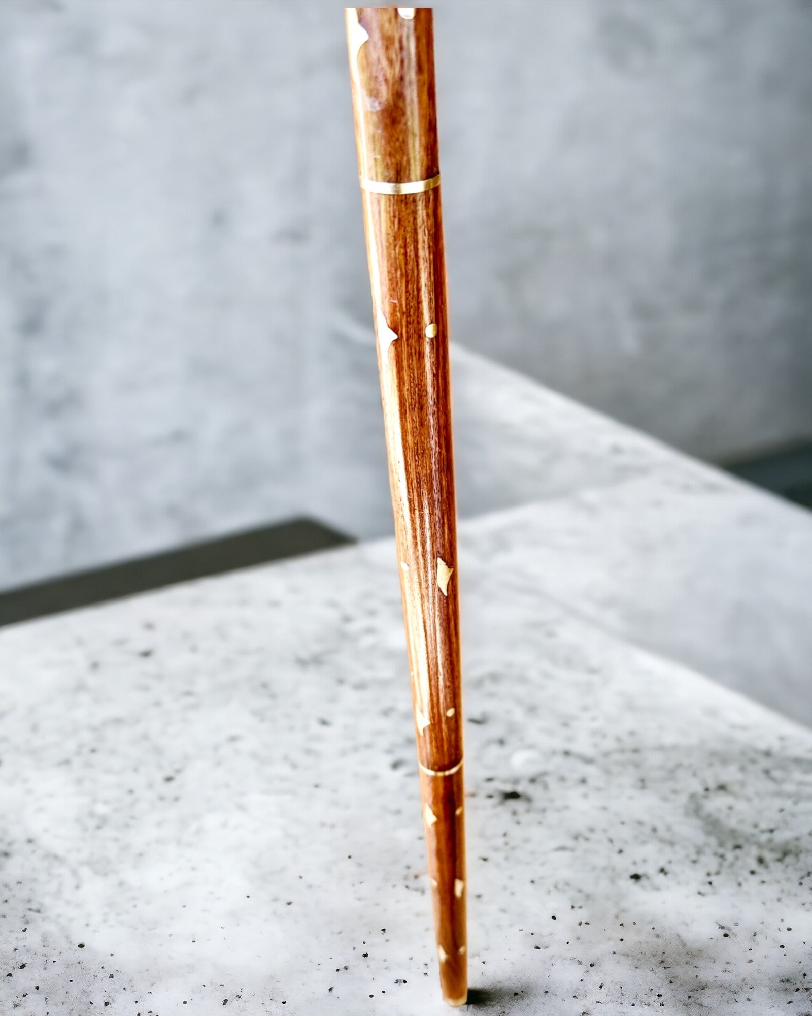 Laska Spacerowa 'Wolf' - Indiaas Mangohout met Gravure Optie, bruin met gouden versieringen