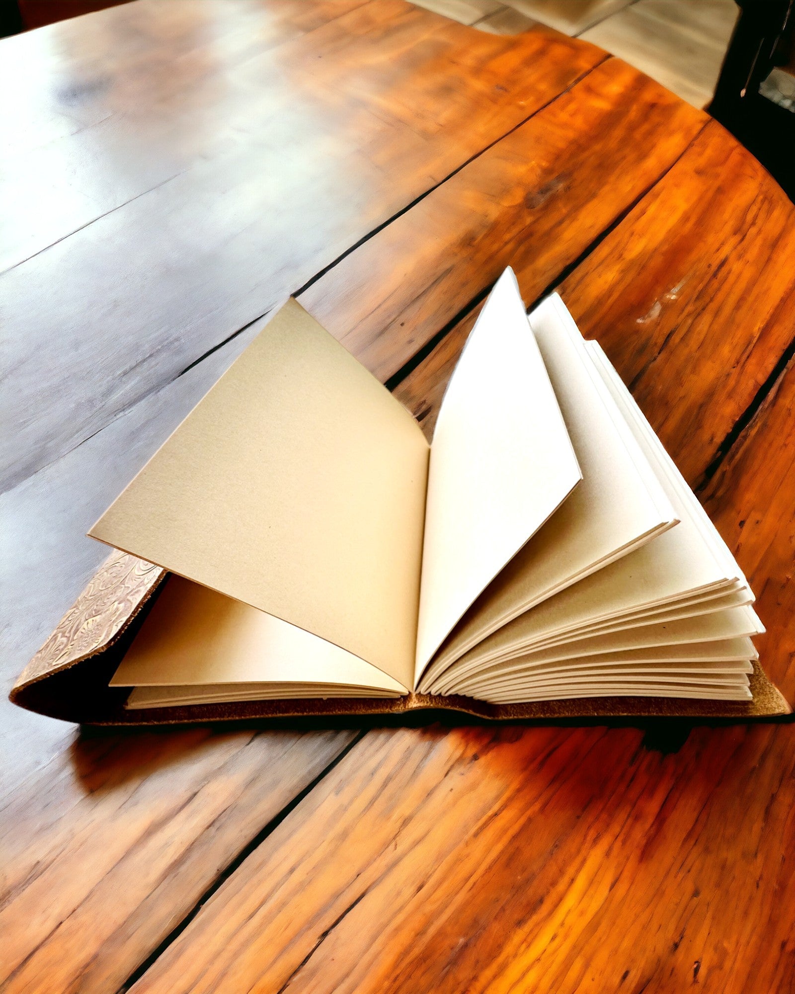 Luxe Retro Notitieboek met Leren Omslag - "Vintage Elegance", 480 pagina's, mogelijkheid tot personalisatie met gravure